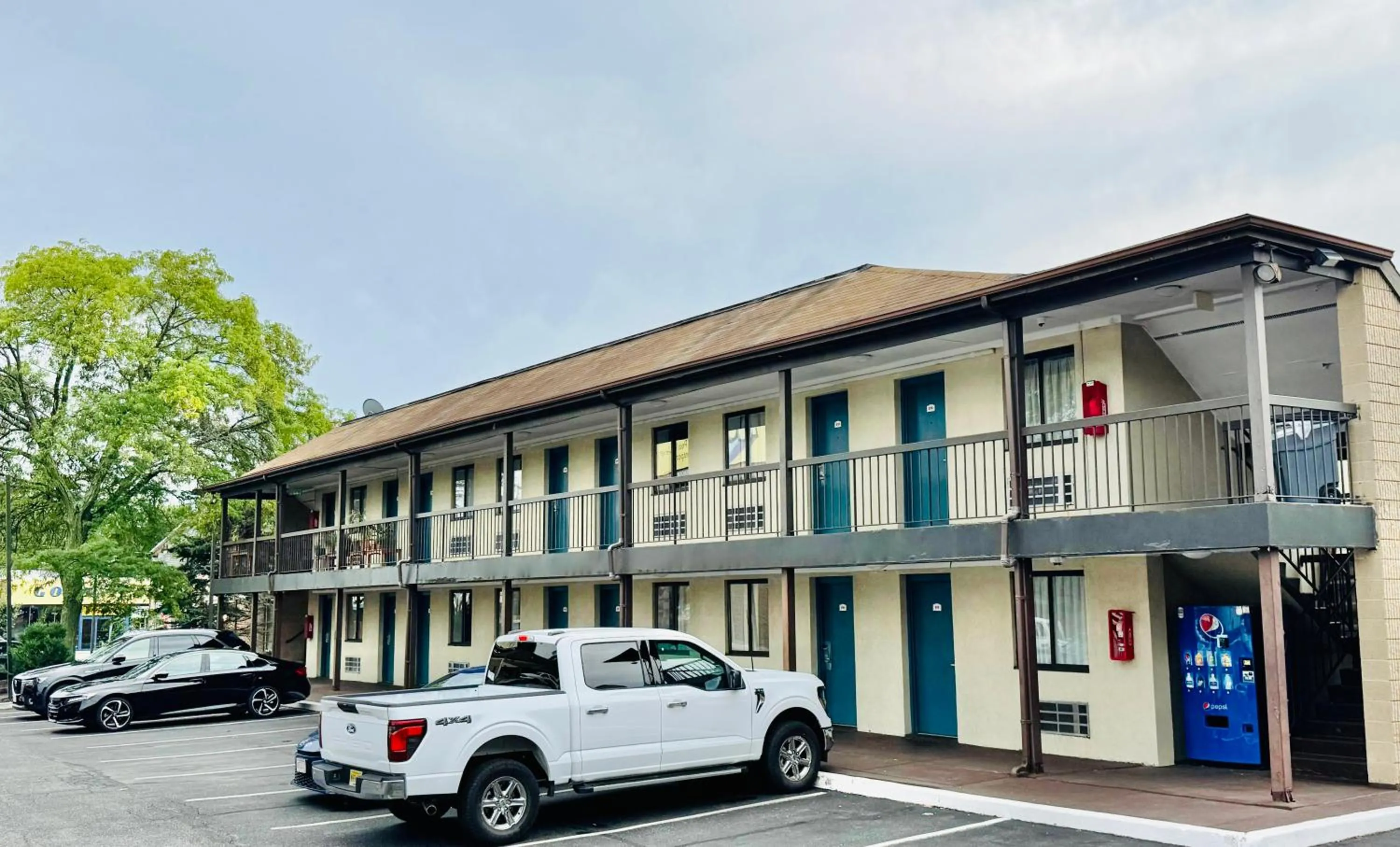 Property building in Red Carpet Inn Norwalk