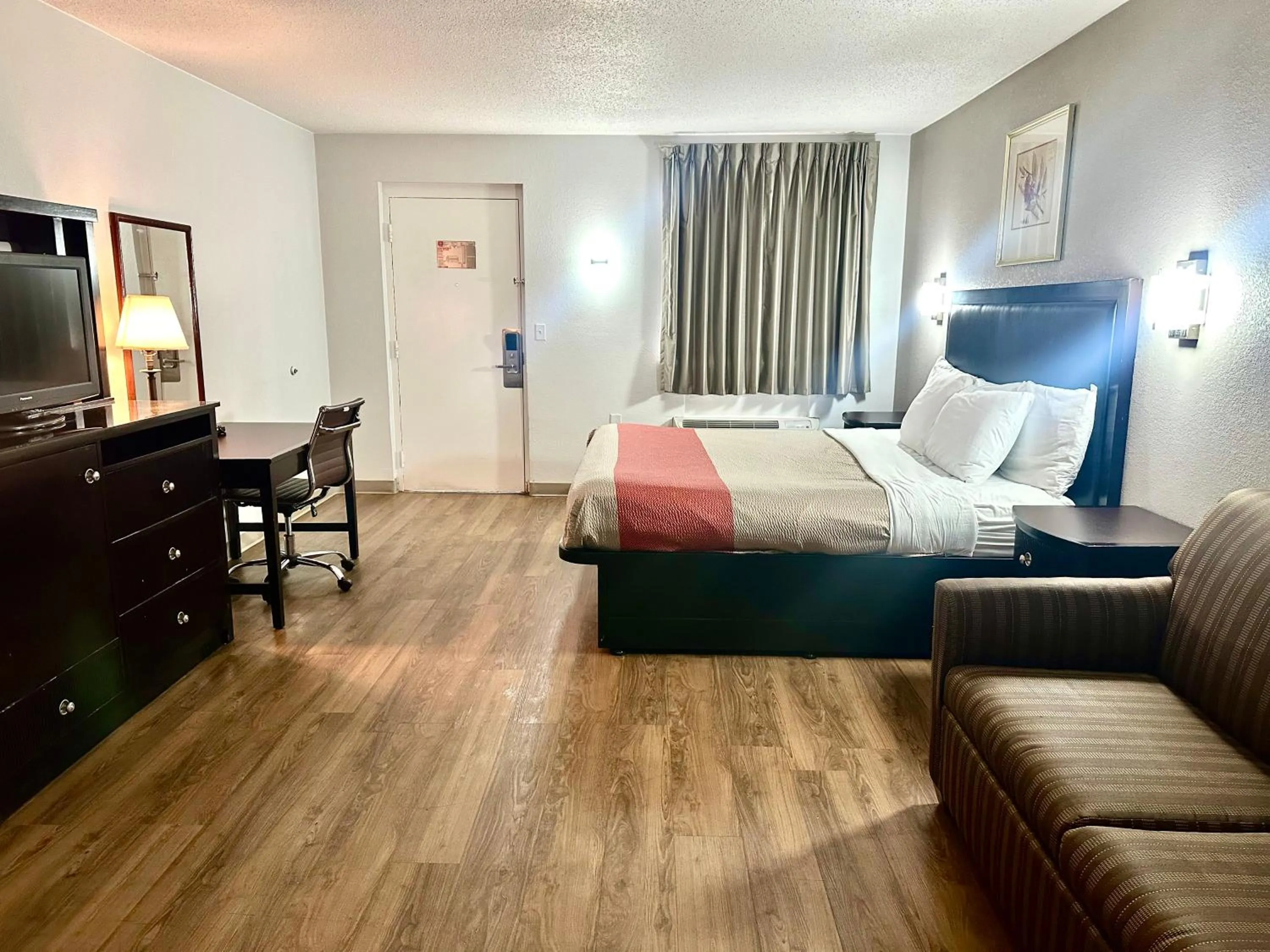 Photo of the whole room, Bed in Red Carpet Inn Norwalk