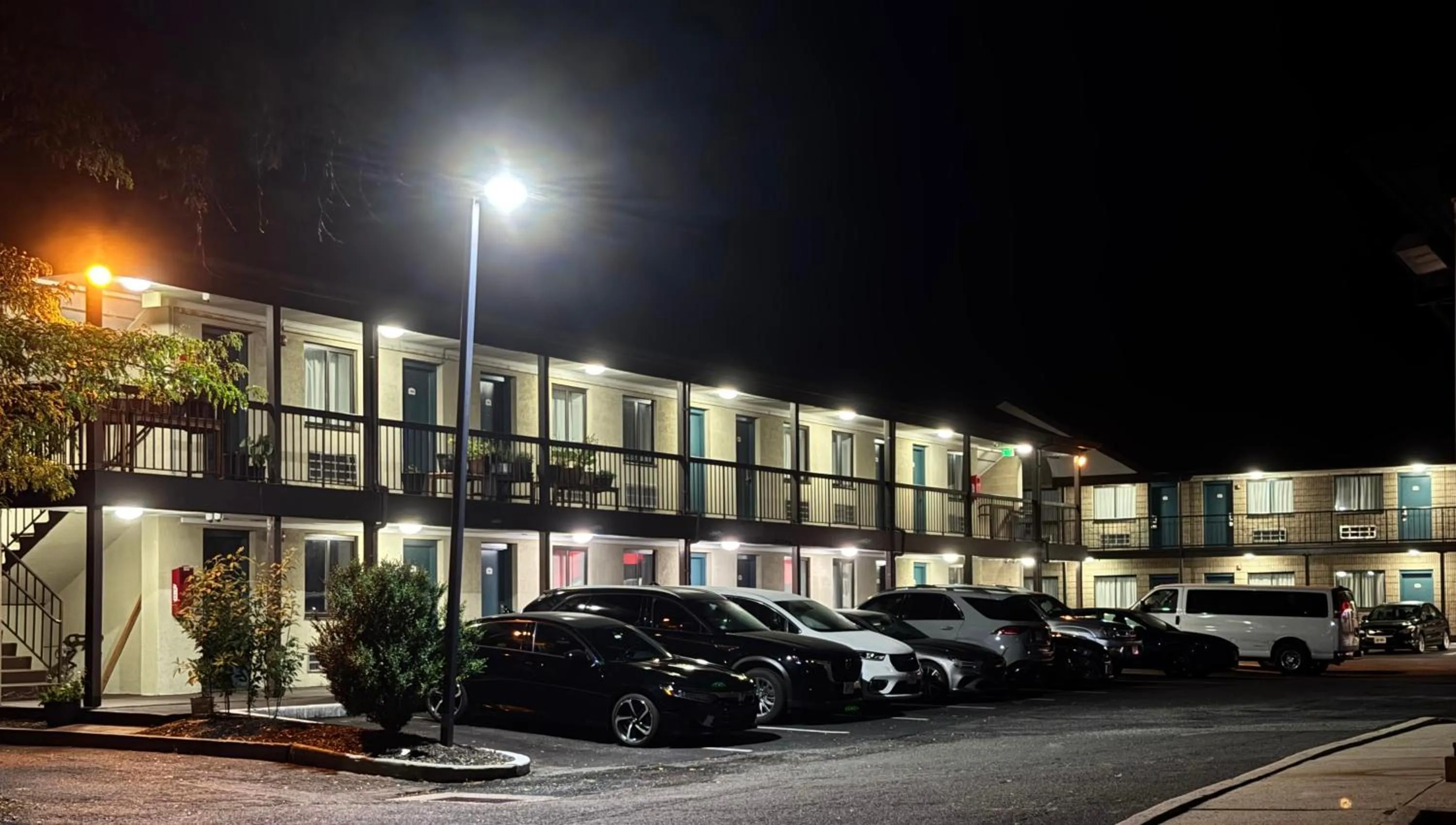 Property building in Red Carpet Inn Norwalk