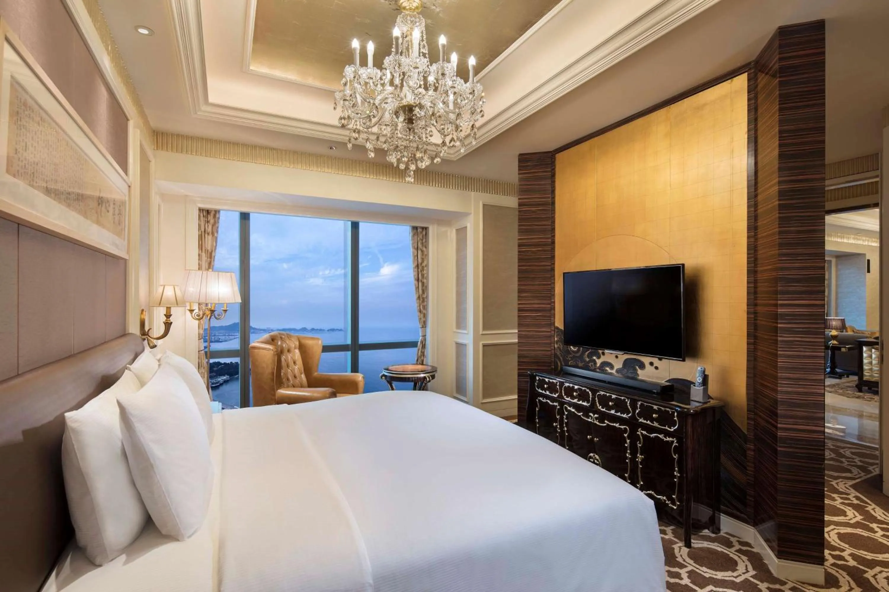 Bedroom, Bed in Hilton Yantai