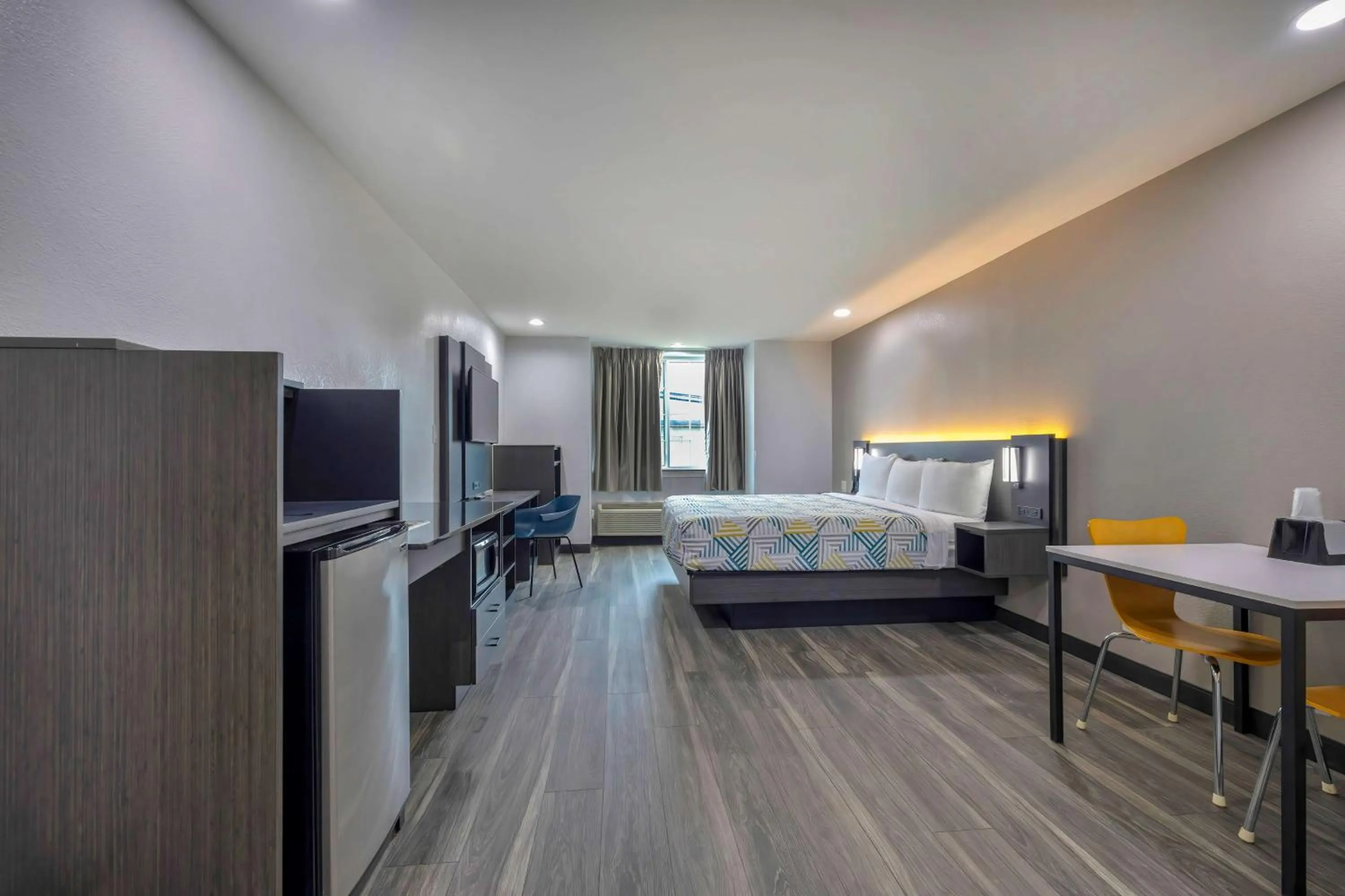 Bedroom, Bed in Motel 6-Fort Worth, TX - Burleson