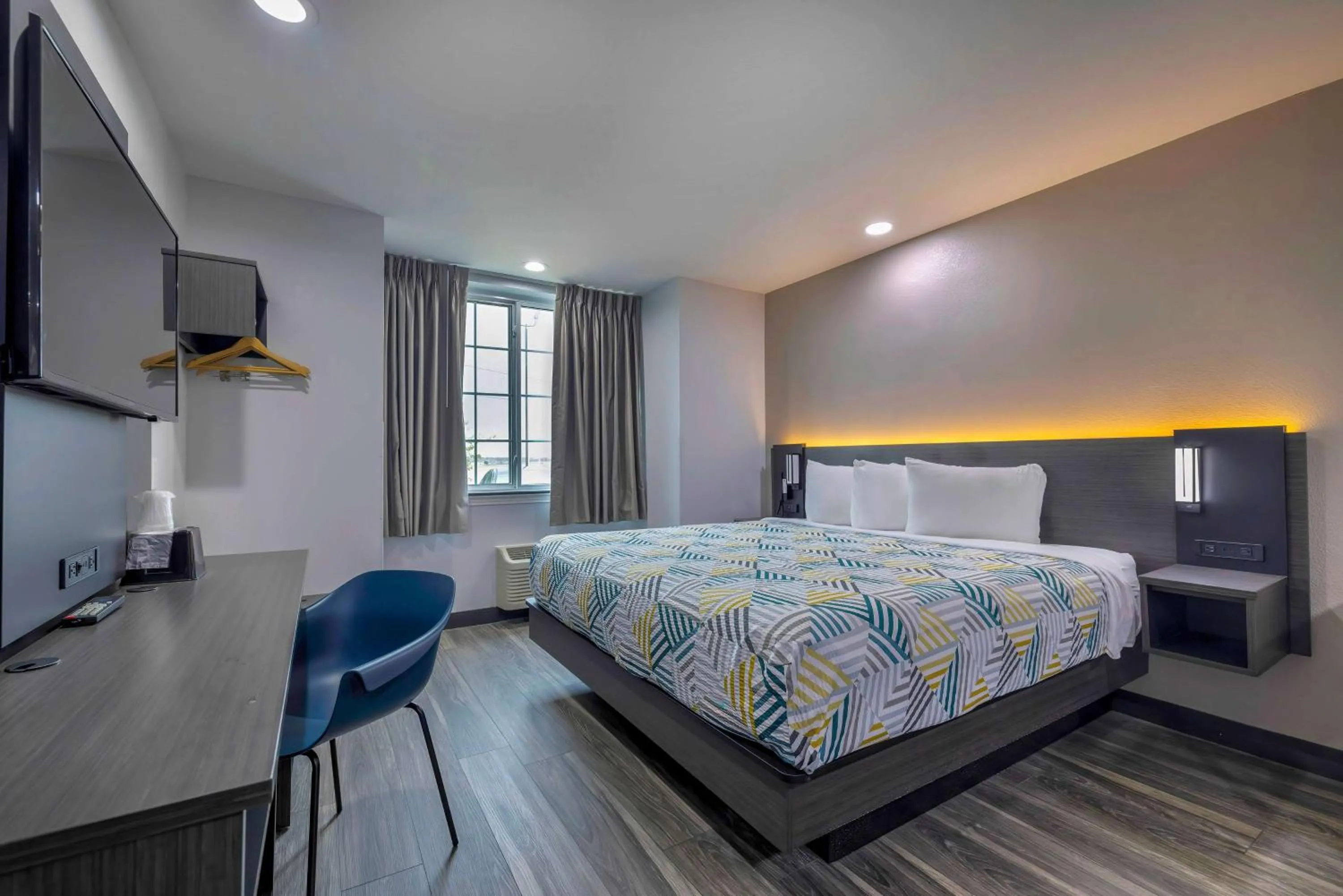 Photo of the whole room, Bed in Motel 6-Fort Worth, TX - Burleson