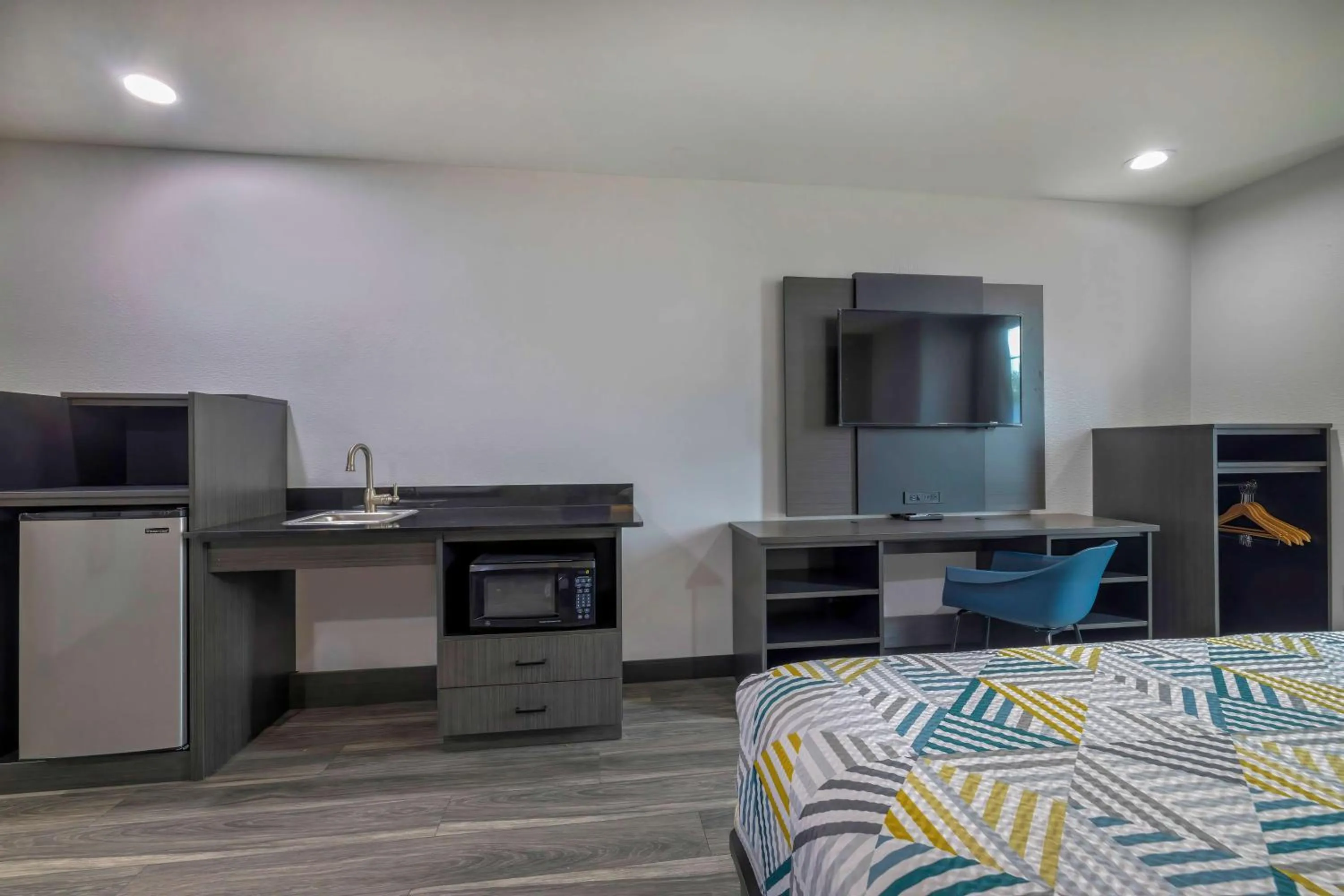 Bedroom, Bed in Motel 6-Fort Worth, TX - Burleson