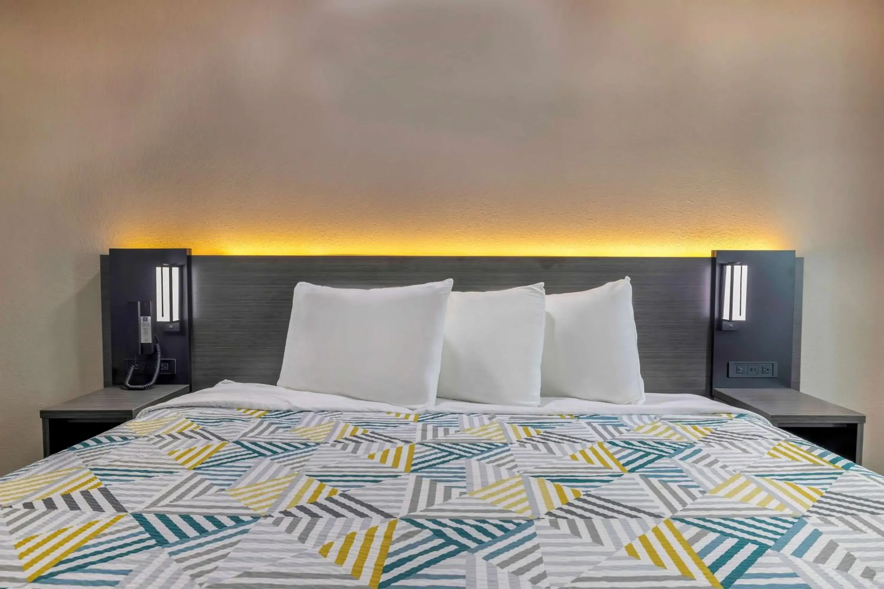 King Room - Smoking in Motel 6-Fort Worth, TX - Burleson King Room - Smoking in Motel 6-Fort Worth, TX - Burleson