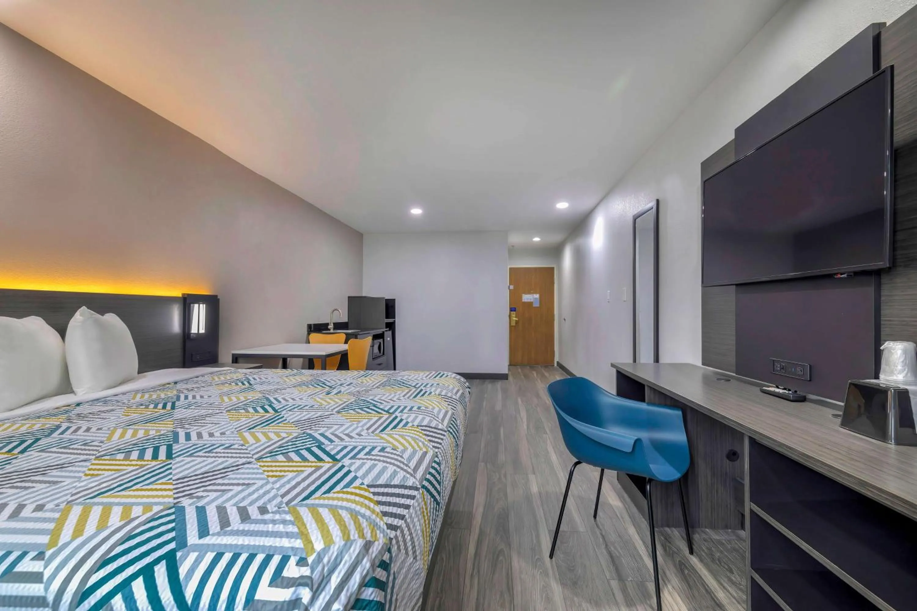 Photo of the whole room, Bed in Motel 6-Fort Worth, TX - Burleson