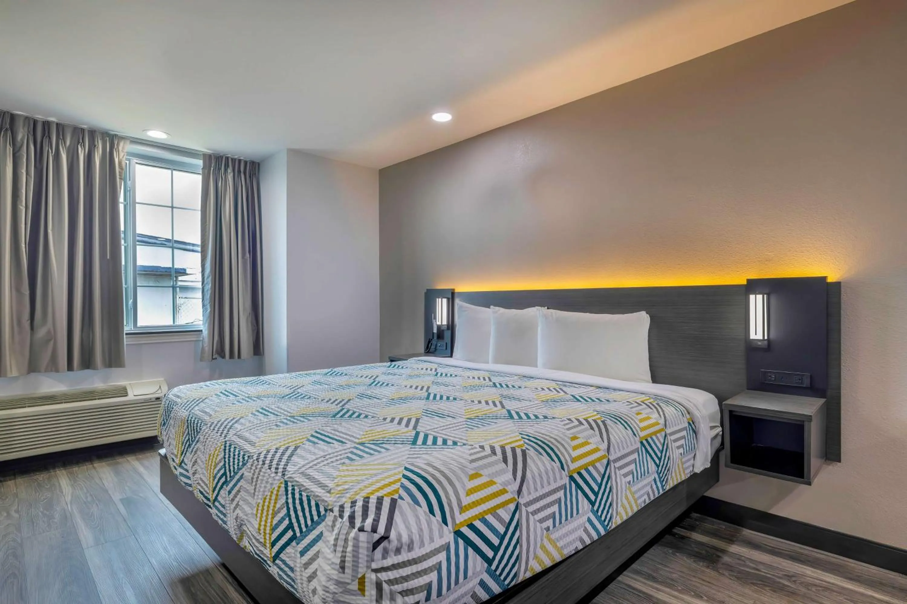 Bedroom, Bed in Motel 6-Fort Worth, TX - Burleson