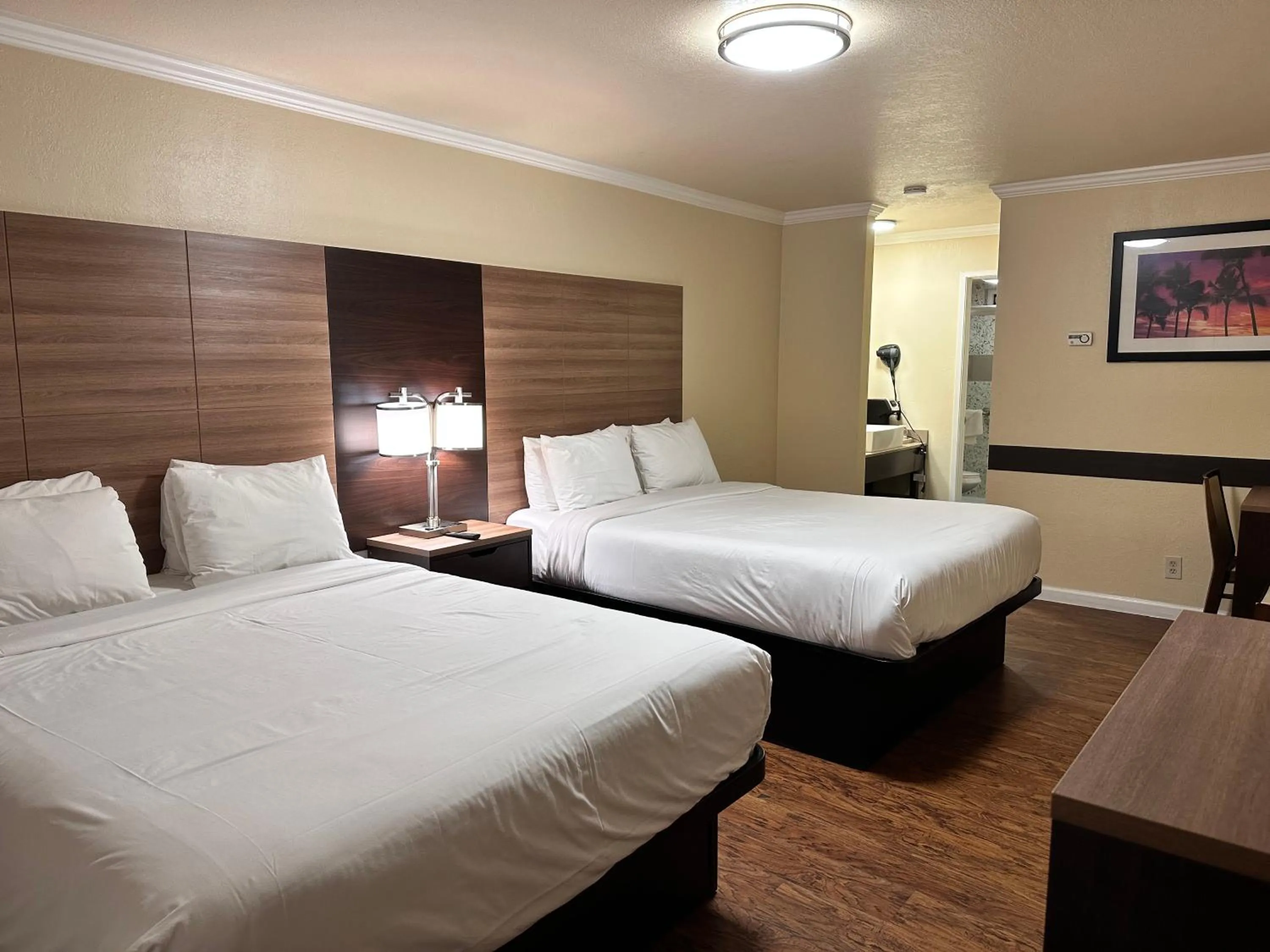 Bed in Beachwalker Inn Cayucos