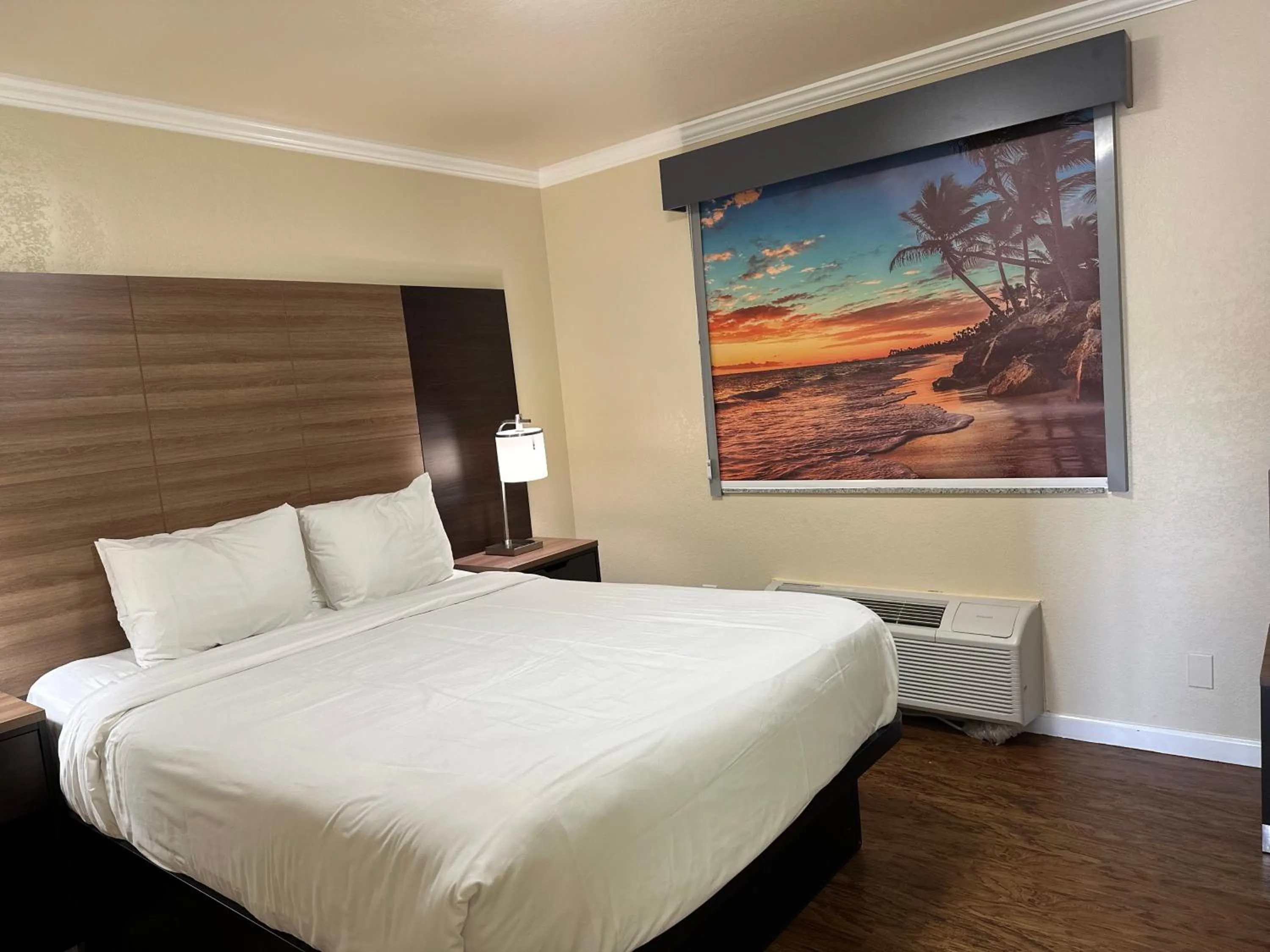 Bed in Beachwalker Inn Cayucos