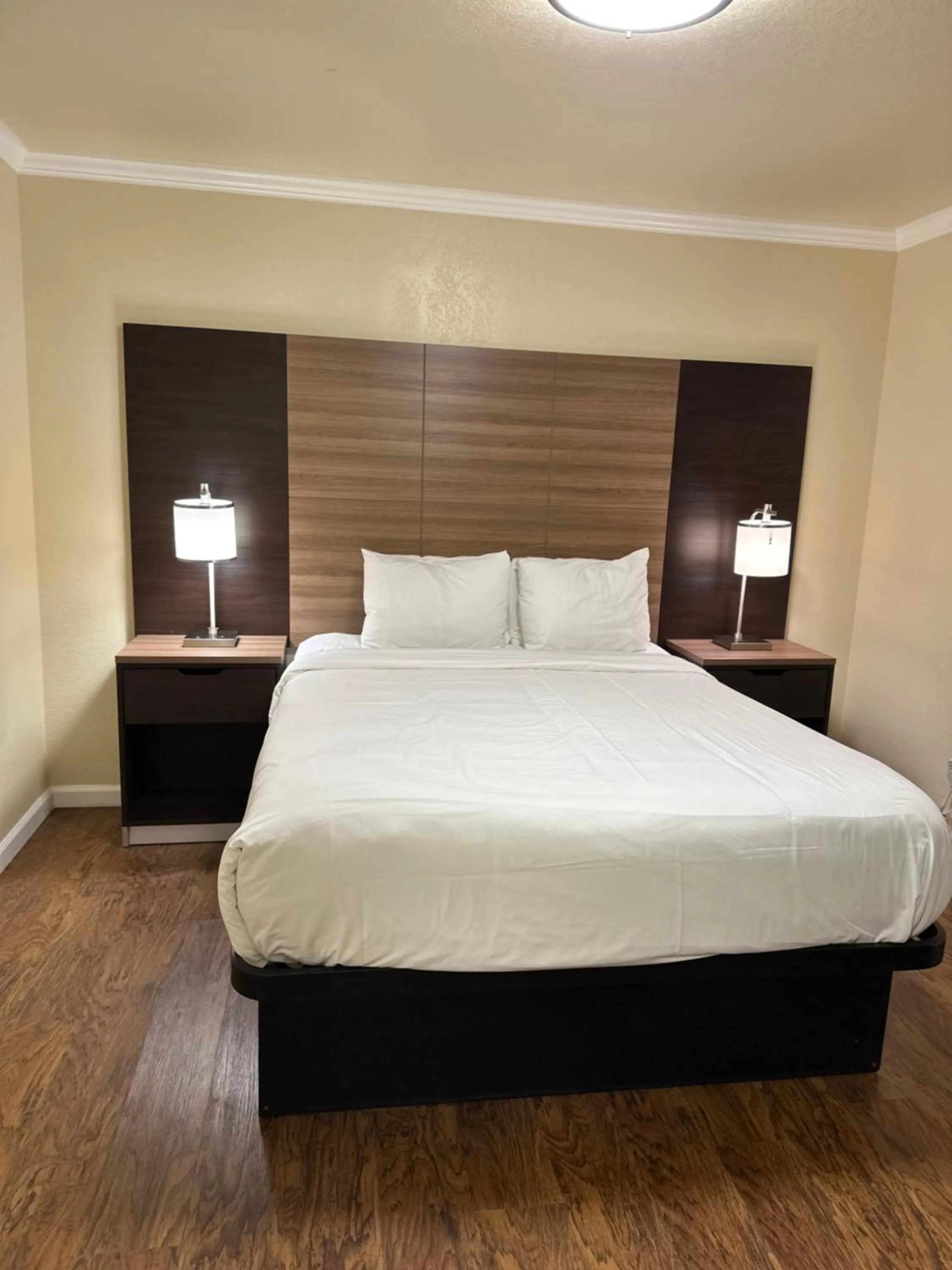 Bed in Beachwalker Inn Cayucos