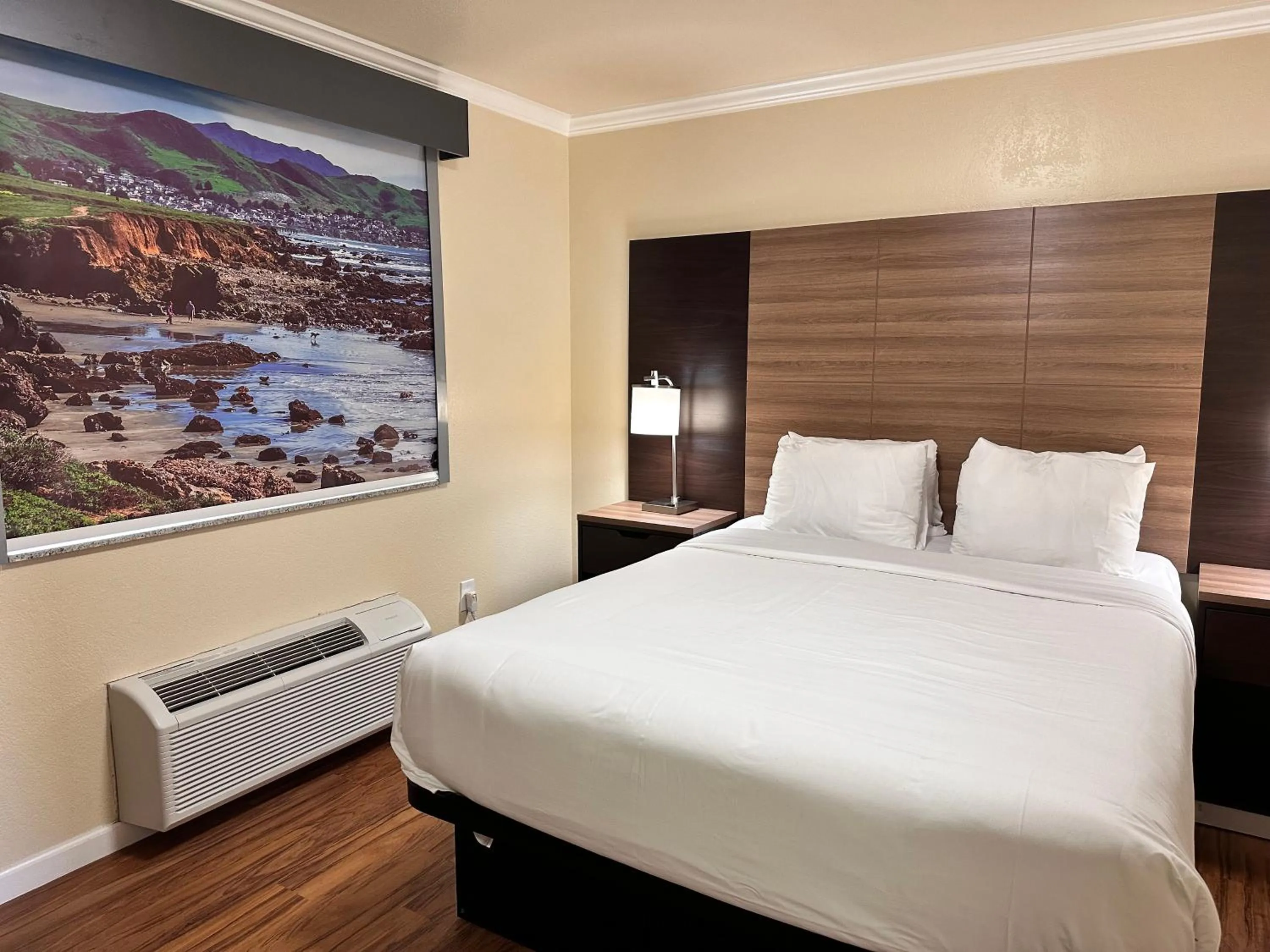 Bed in Beachwalker Inn Cayucos