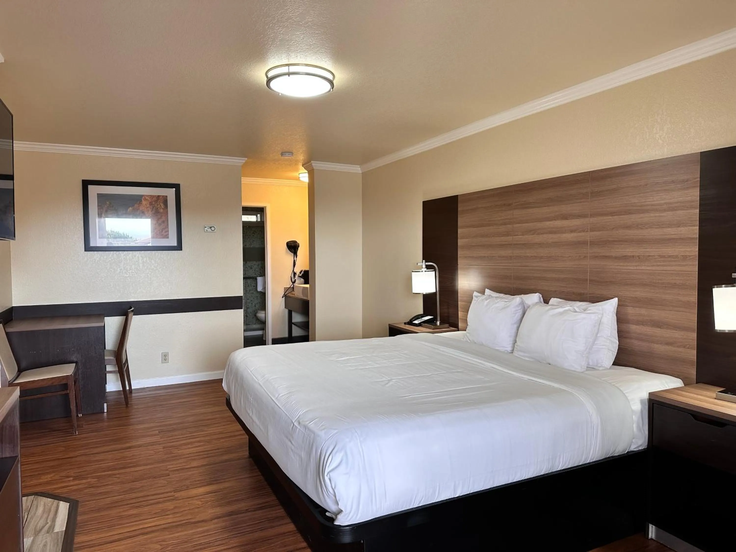 Bed in Beachwalker Inn Cayucos