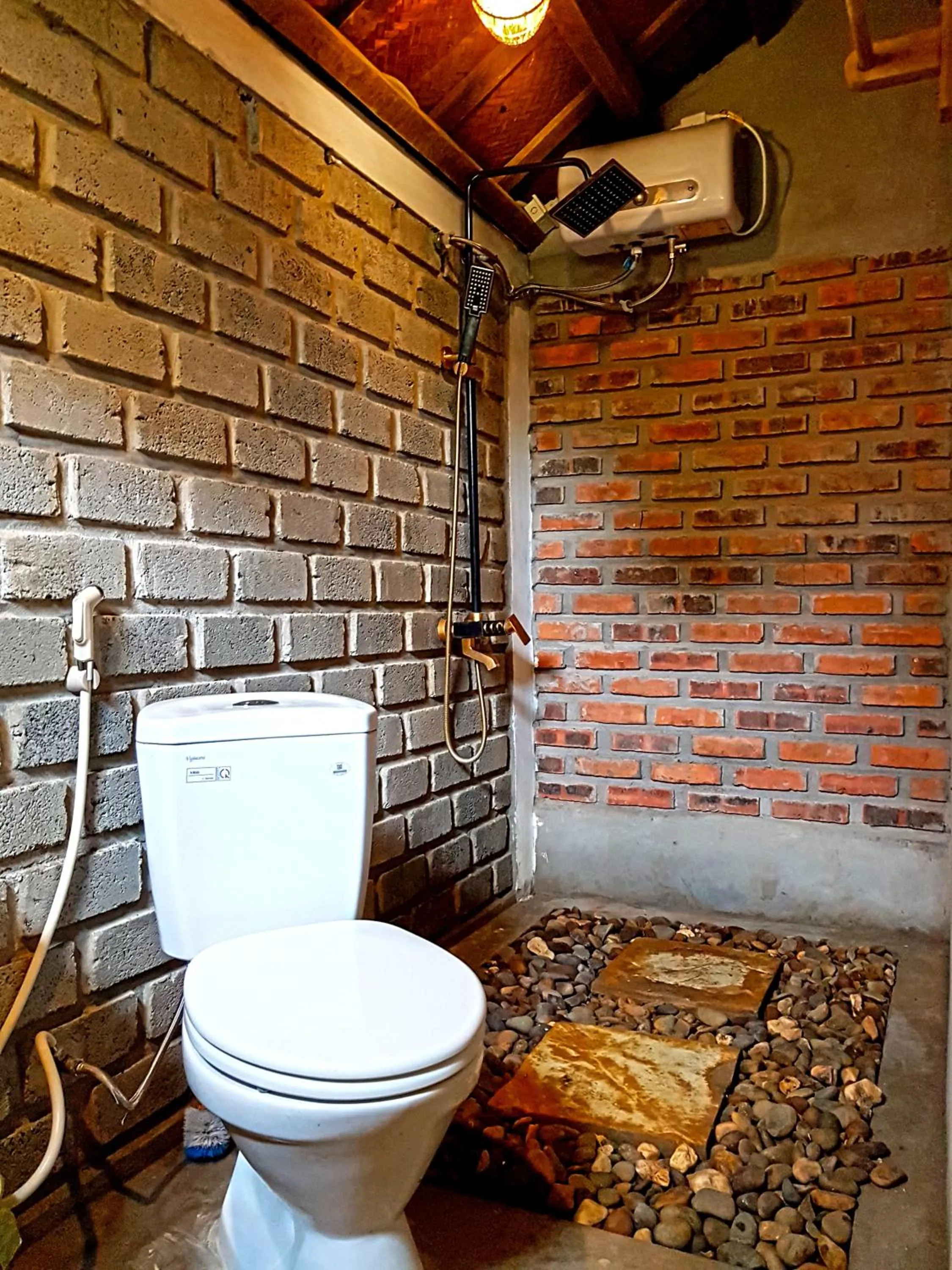 Toilet in Highway 20 Homestay