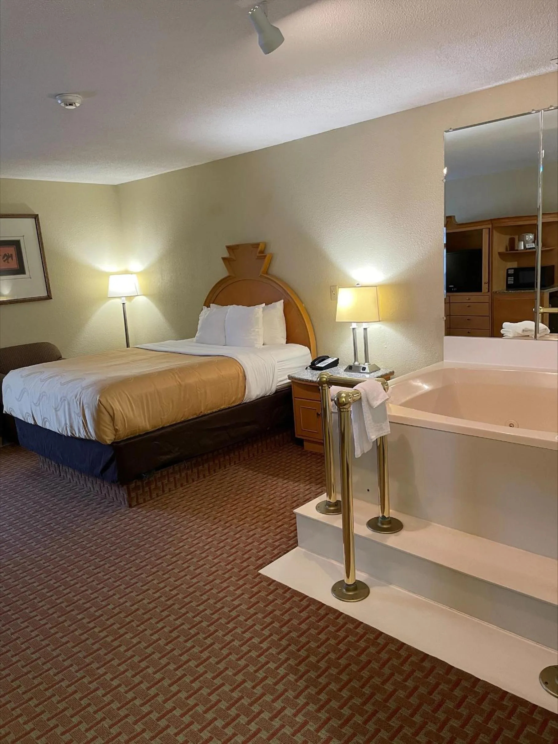 Photo of the whole room, Bed in Quality Inn & Suites Greenfield I-70