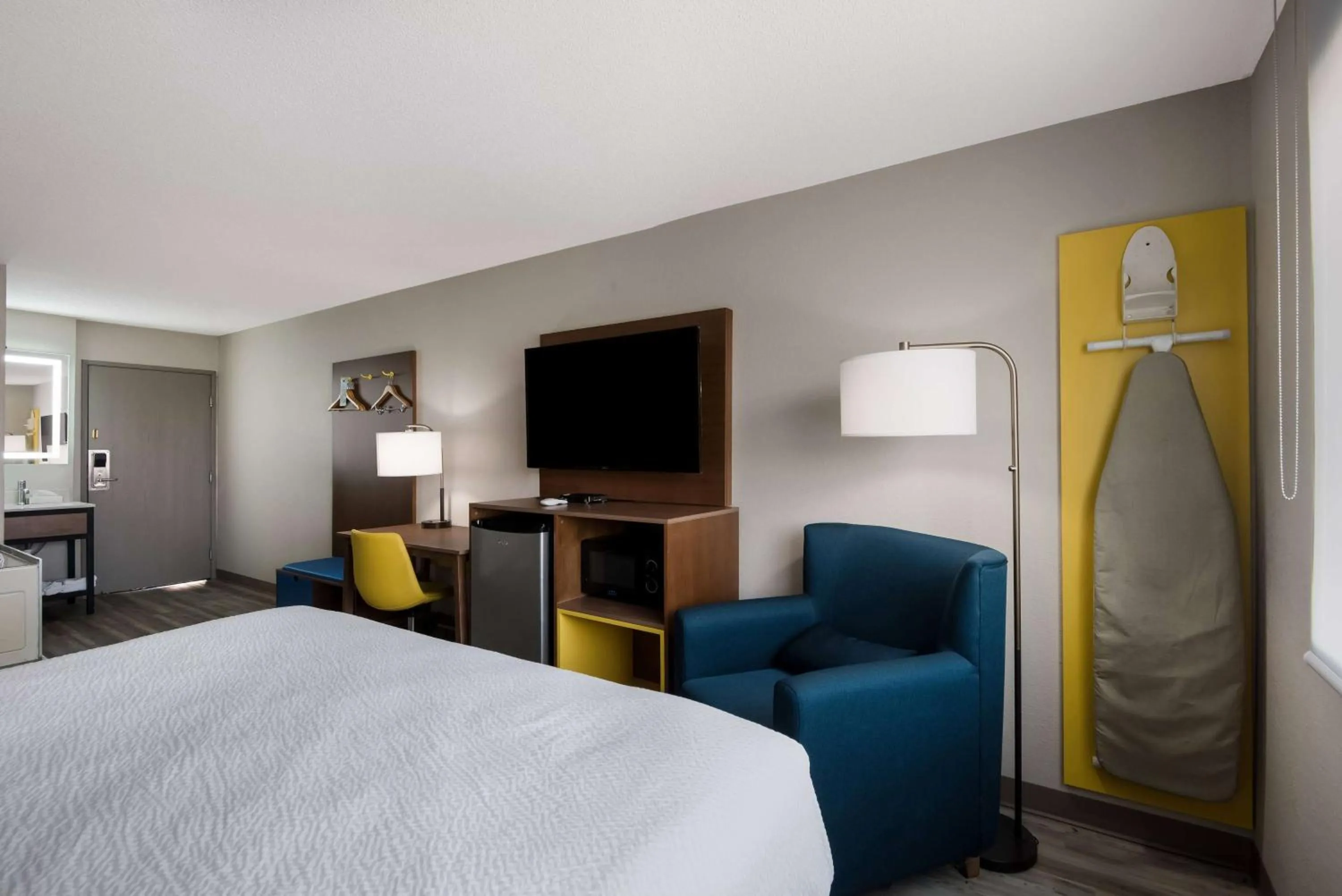 Photo of the whole room, Bed in Days Inn by Wyndham Ankeny - Des Moines