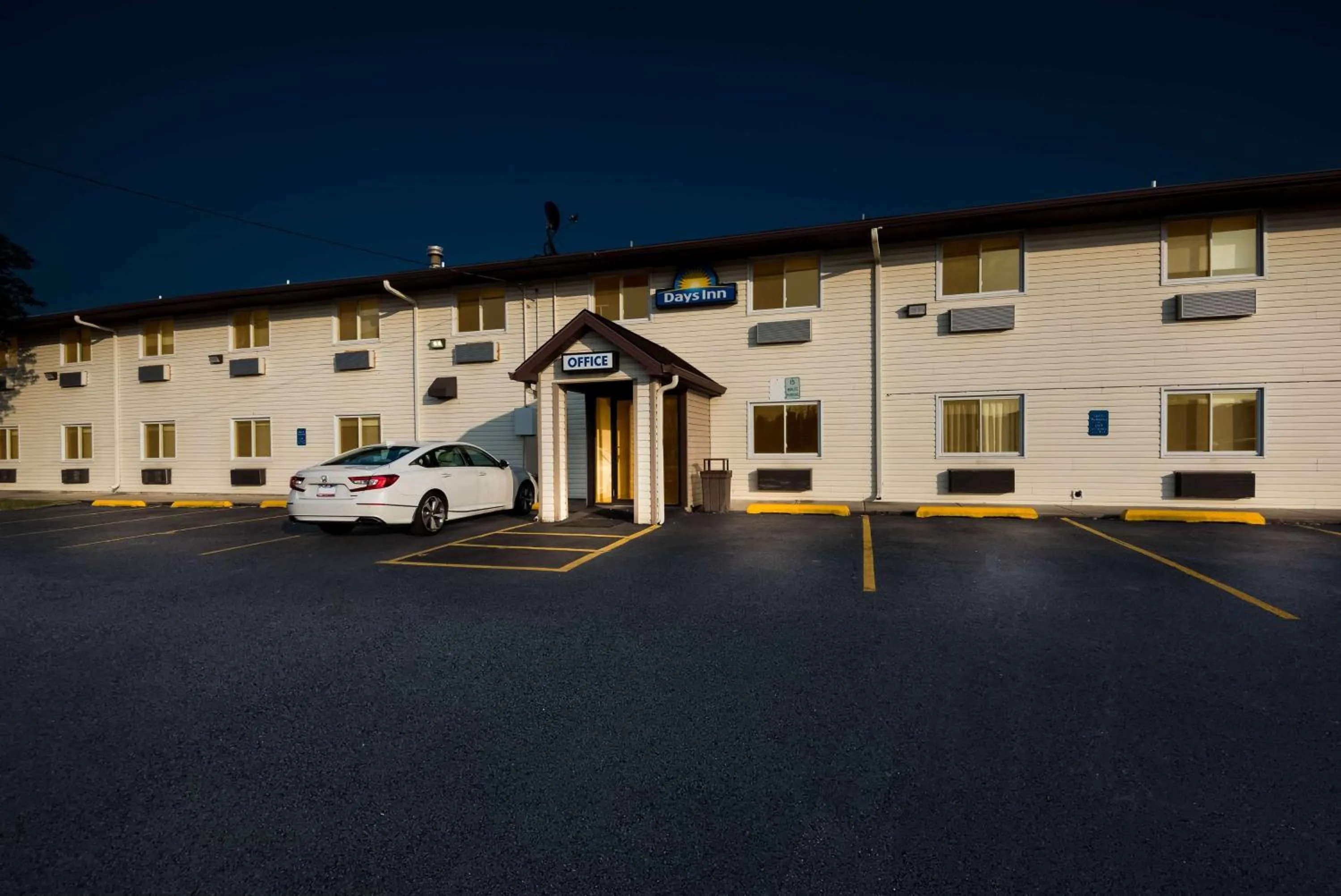 Property building in Days Inn by Wyndham Ankeny - Des Moines