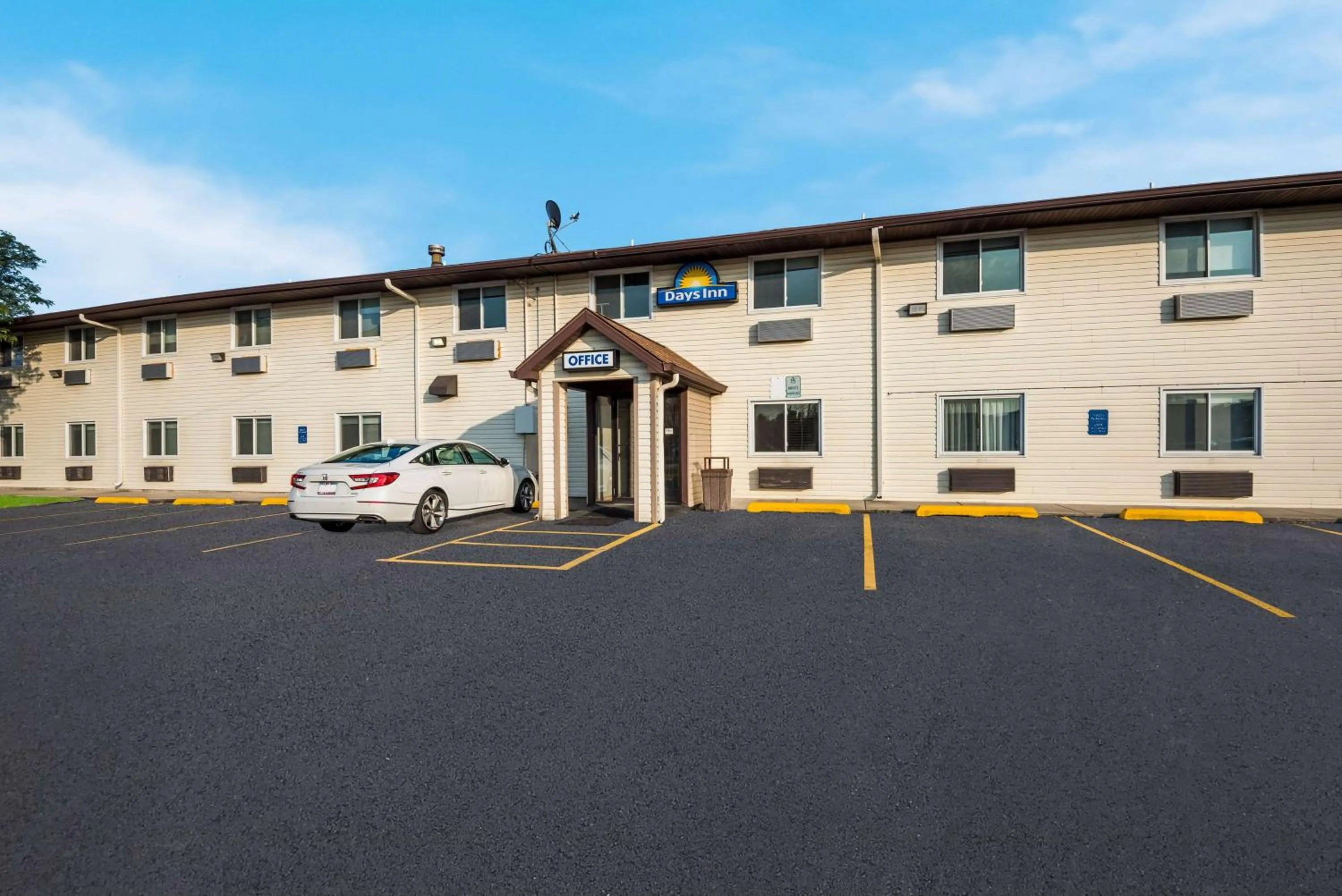 Property building in Days Inn by Wyndham Ankeny - Des Moines