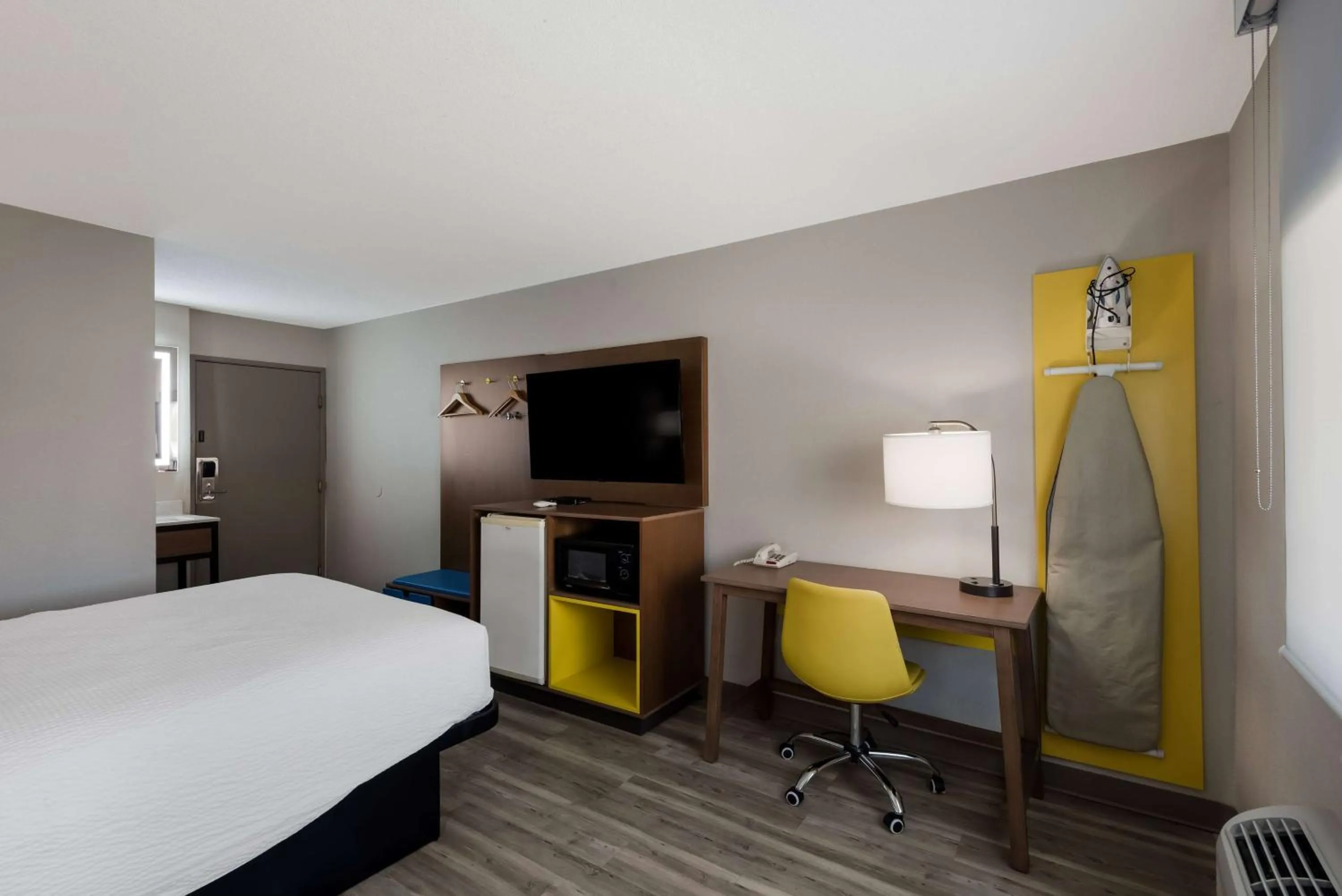 Photo of the whole room, Bed in Days Inn by Wyndham Ankeny - Des Moines
