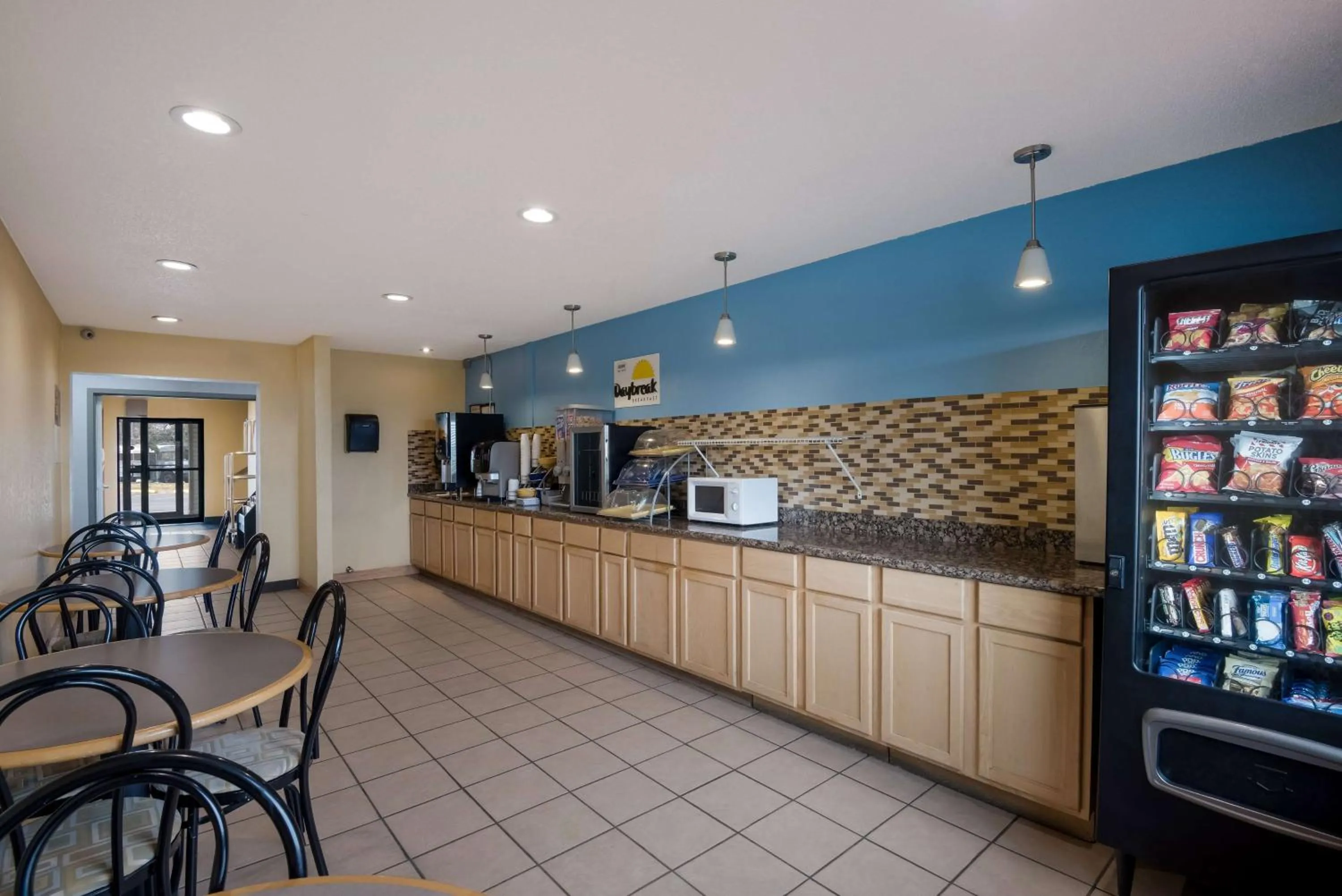 Breakfast in Days Inn by Wyndham Ankeny - Des Moines