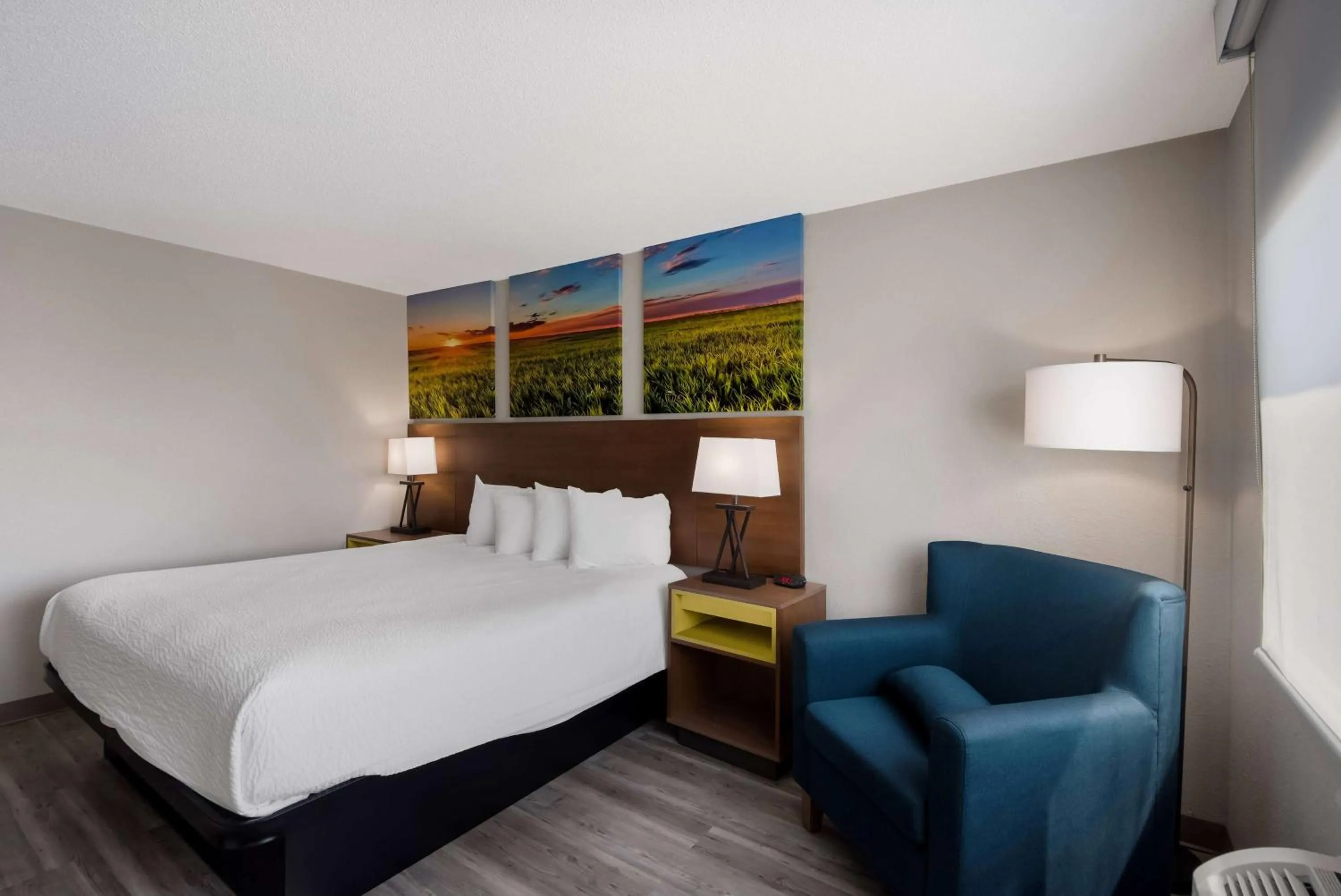 Photo of the whole room, Bed in Days Inn by Wyndham Ankeny - Des Moines