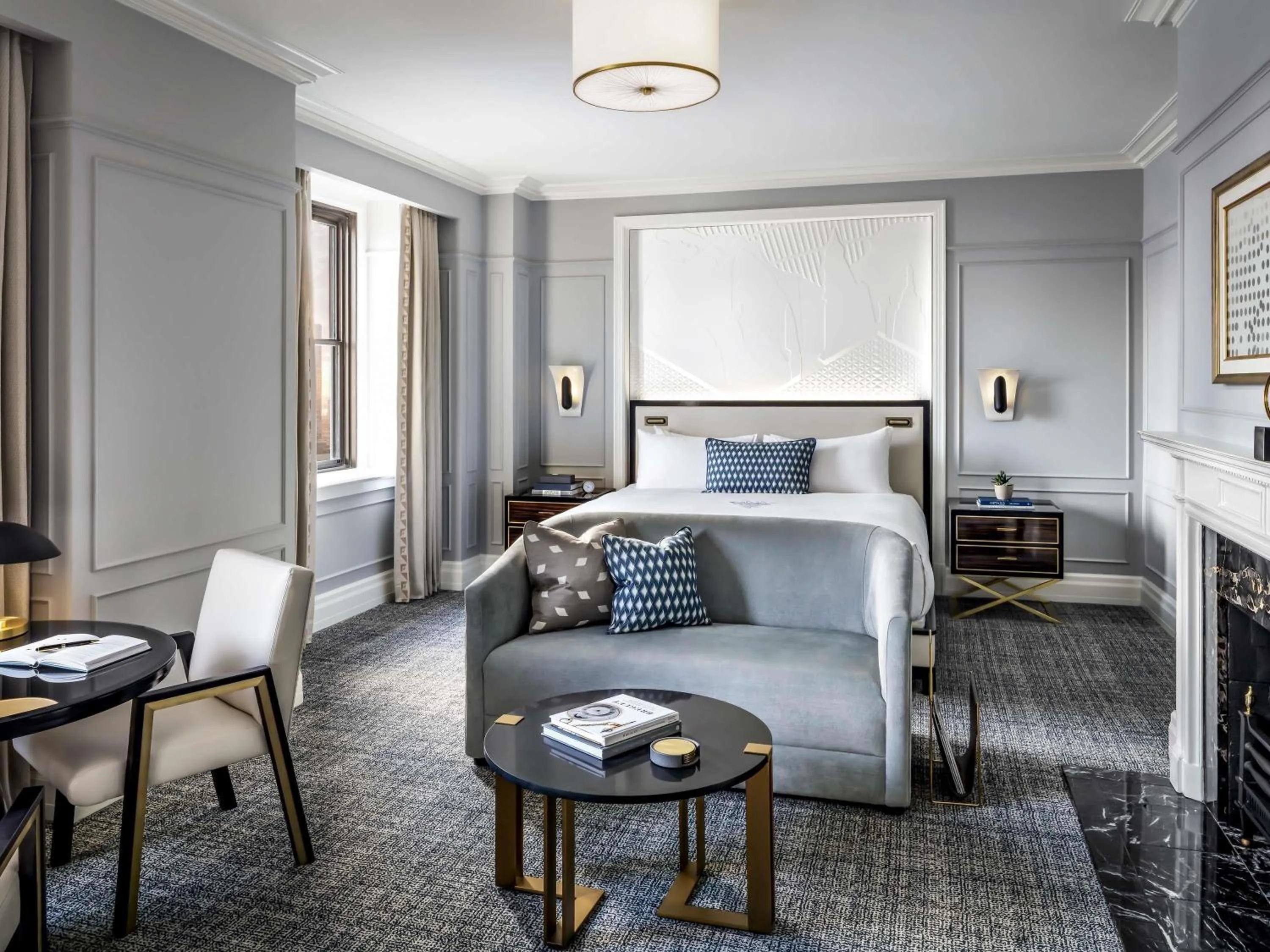 Photo of the whole room, Bed in Fairmont Royal York Hotel