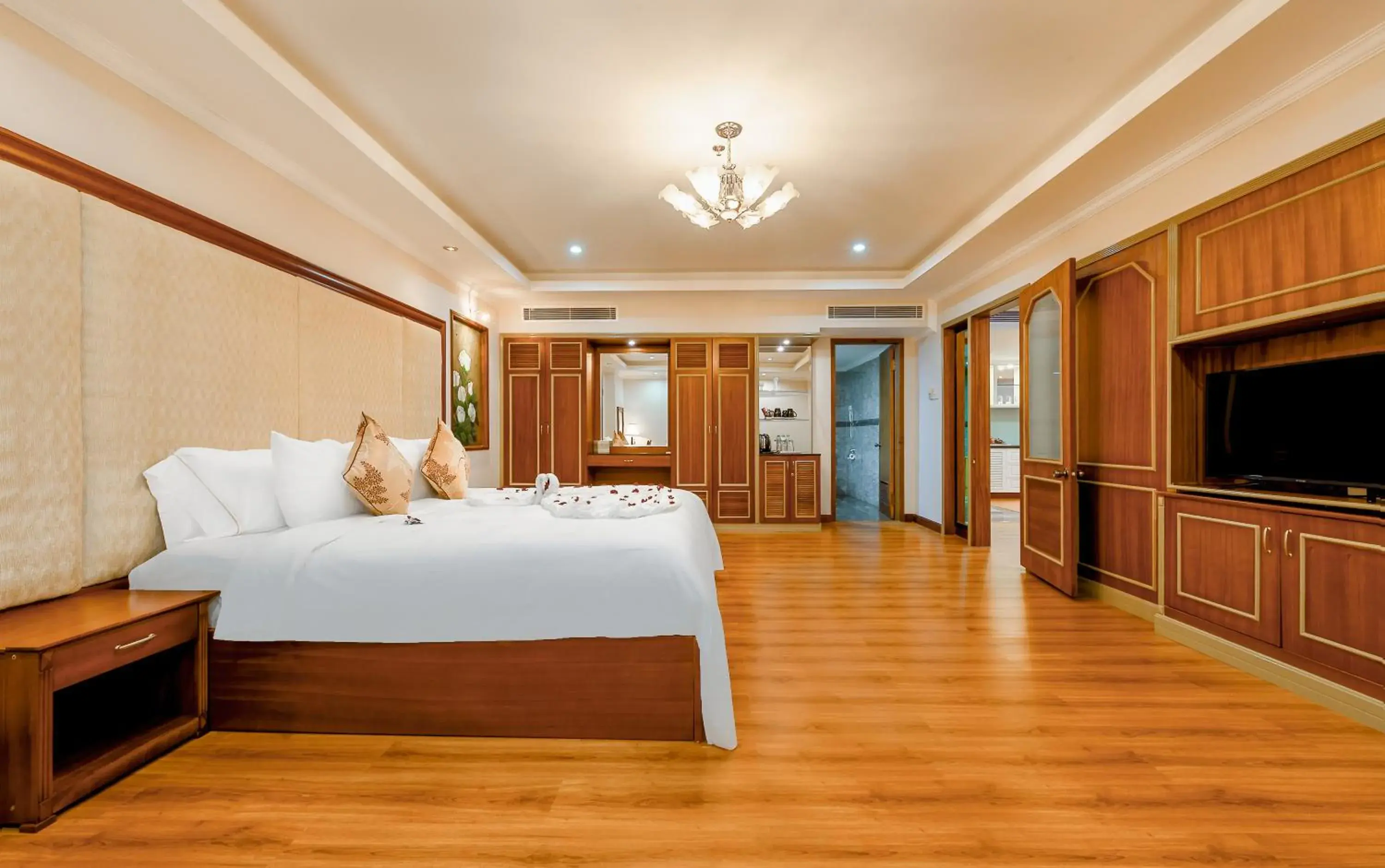 Grand Suite with In-room Sauna in Muong Thanh Luxury Song Han Hotel Grand Suite with In-room Sauna in Muong Thanh Luxury Song Han Hotel