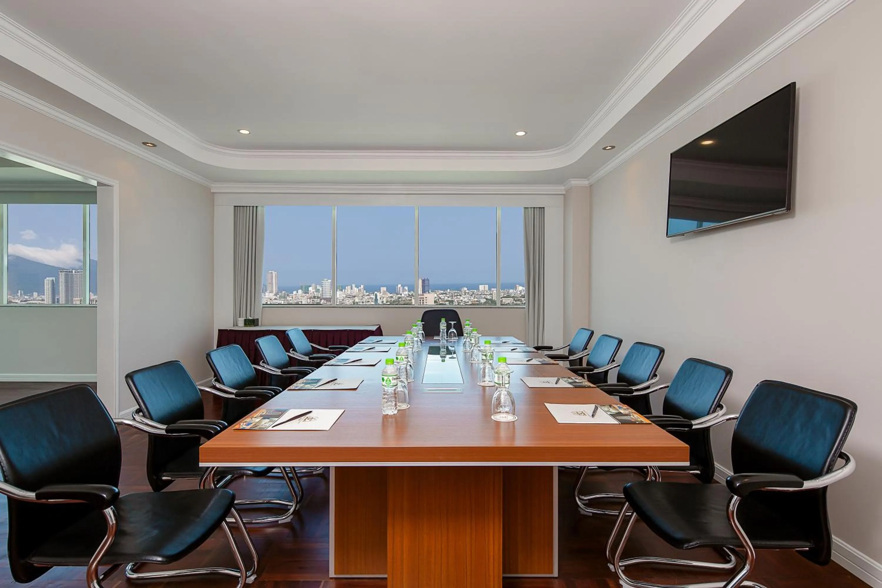 Business facilities in Muong Thanh Luxury Song Han Hotel