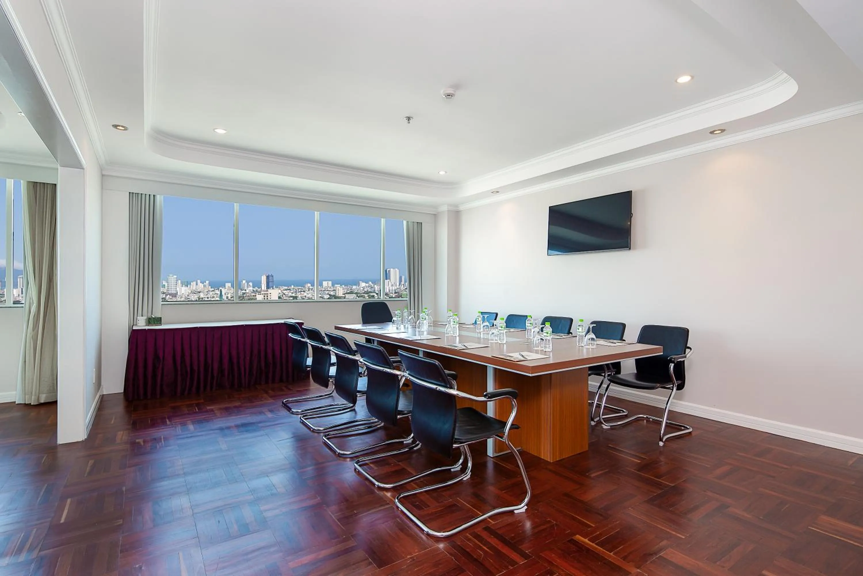 Business facilities in Muong Thanh Luxury Song Han Hotel