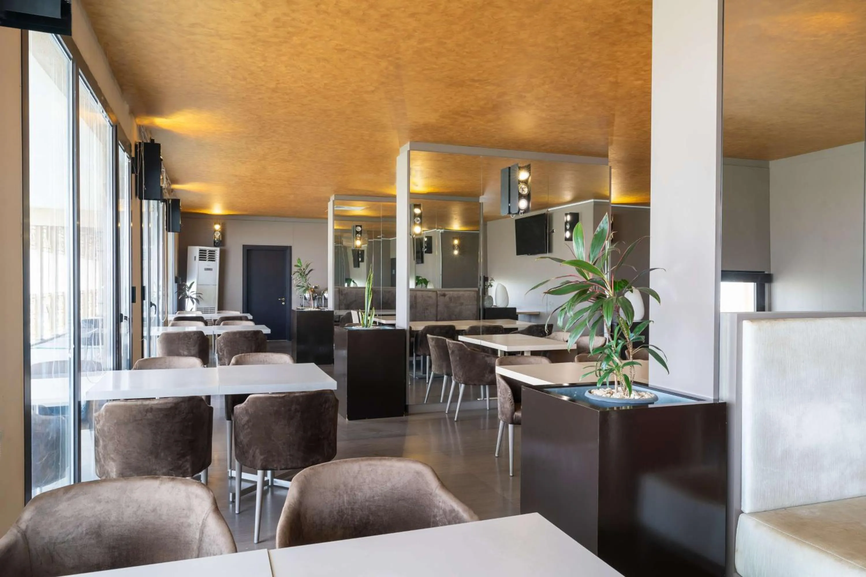 Restaurant/places to eat in Radisson Blu Hotel N'Djamena