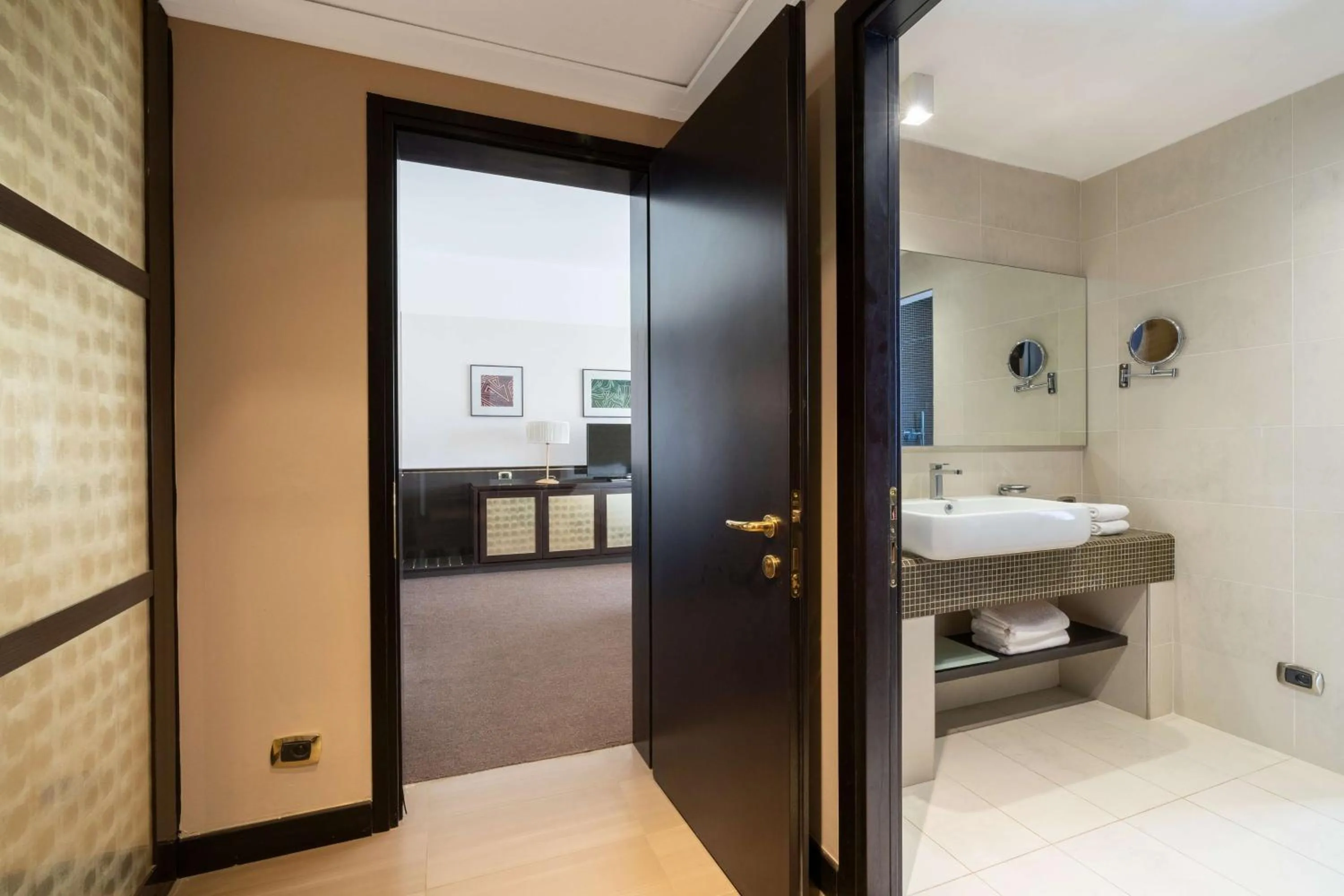 Bathroom, Bed in Radisson Blu Hotel N'Djamena