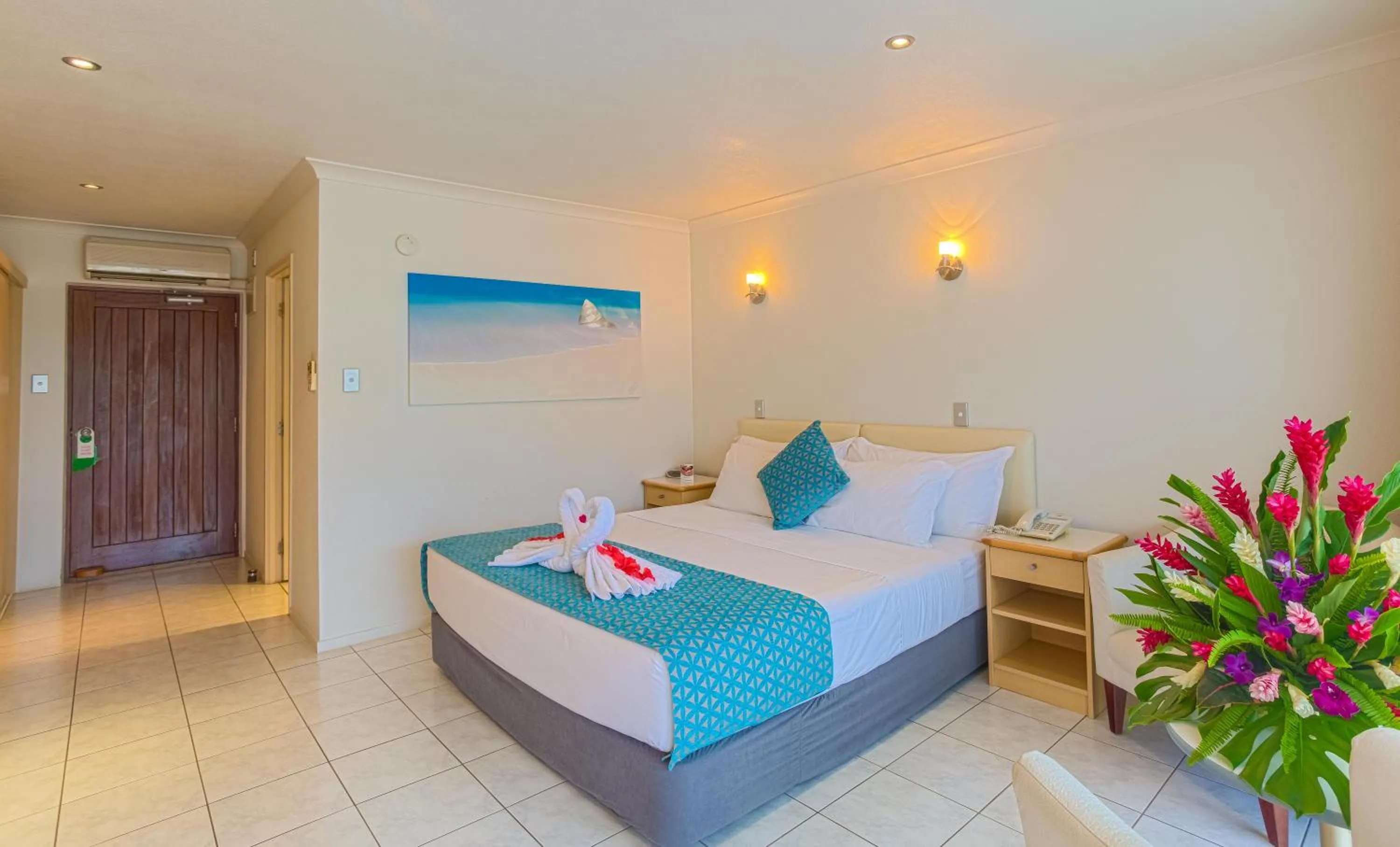 Shower, Bed in Muri Beach Club Hotel