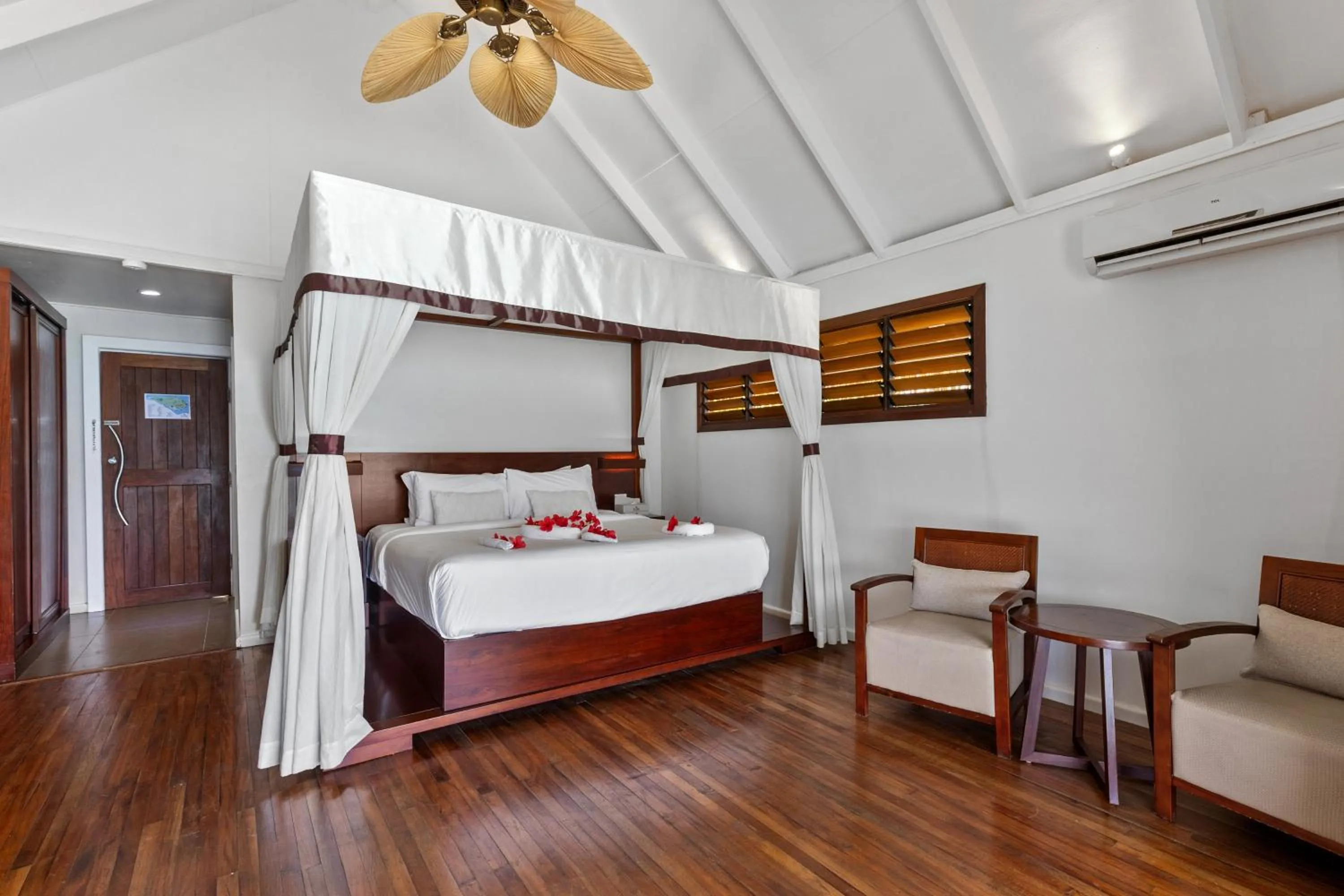 Bed in Iririki Island Resort & Spa
