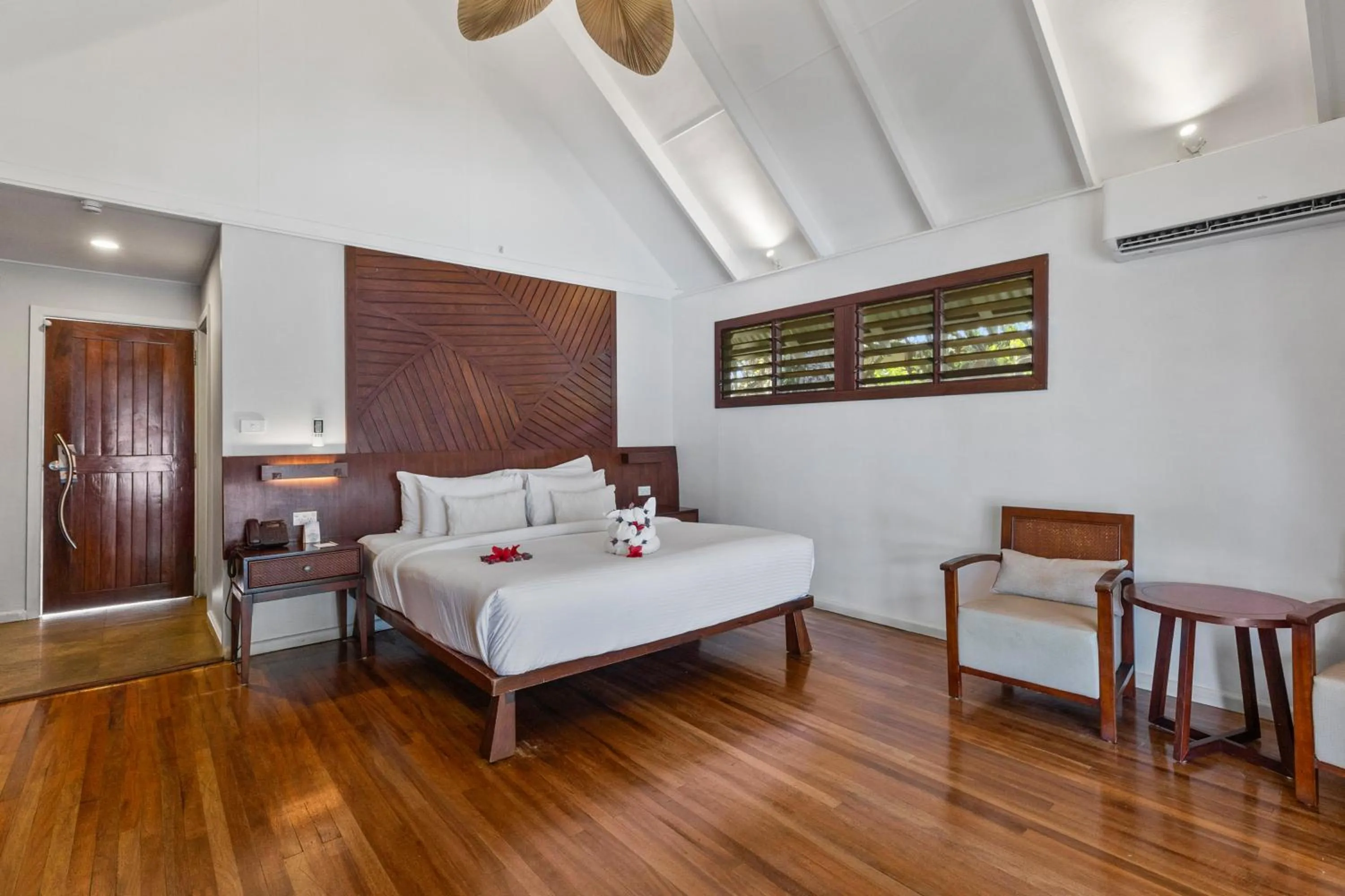 Bed in Iririki Island Resort & Spa