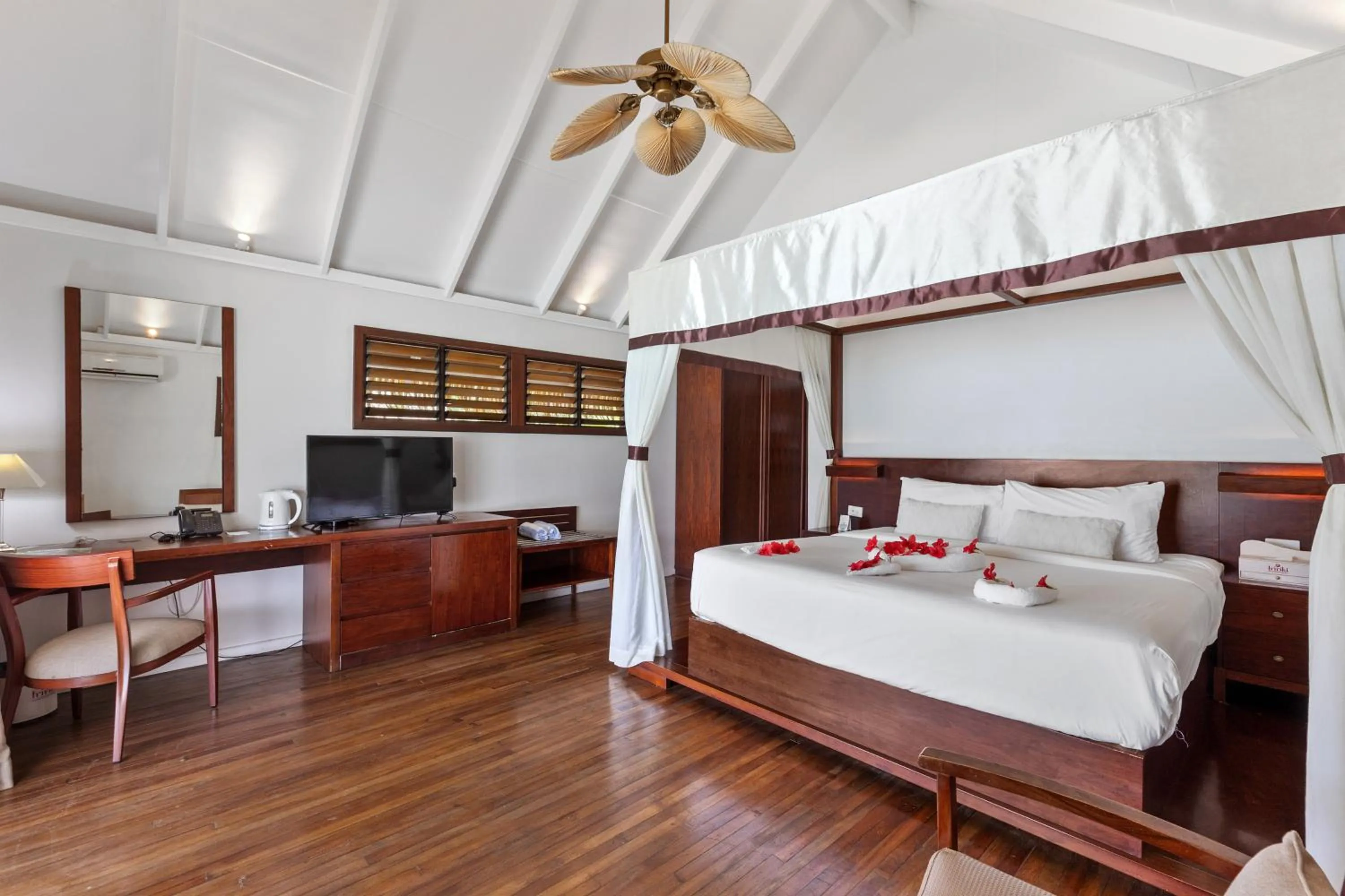TV and multimedia, Bed in Iririki Island Resort & Spa