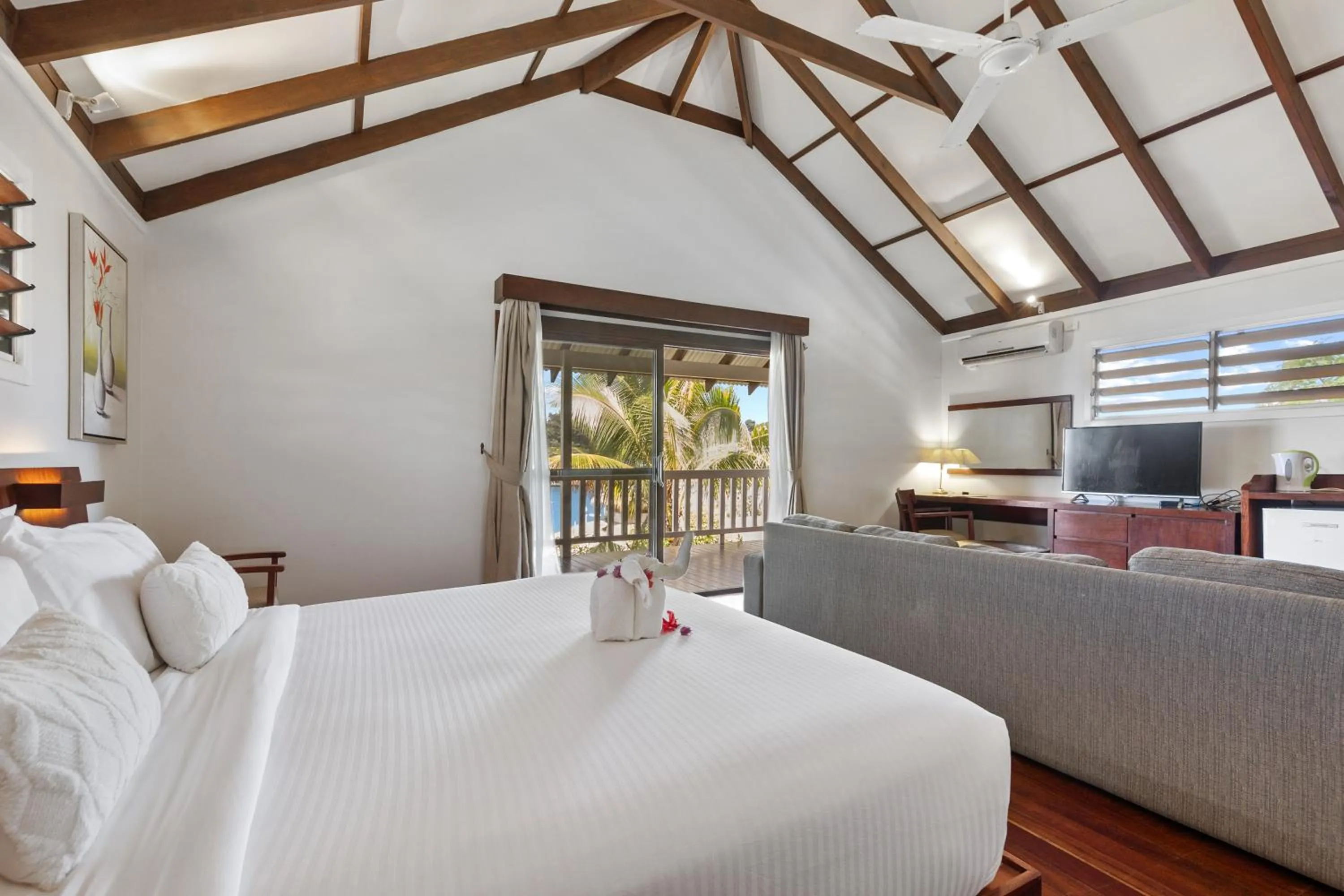 Bed in Iririki Island Resort & Spa