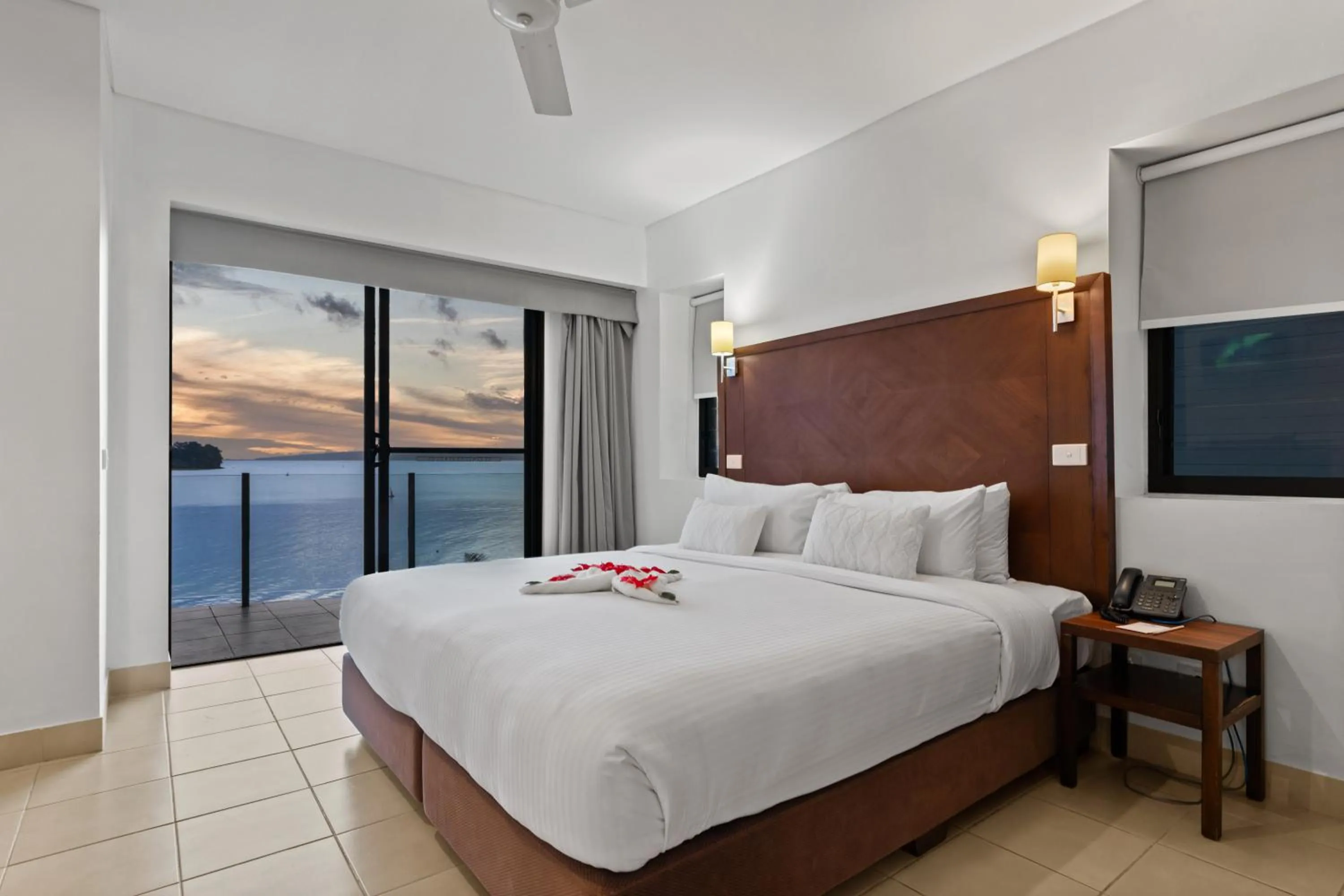 Bed in Iririki Island Resort & Spa