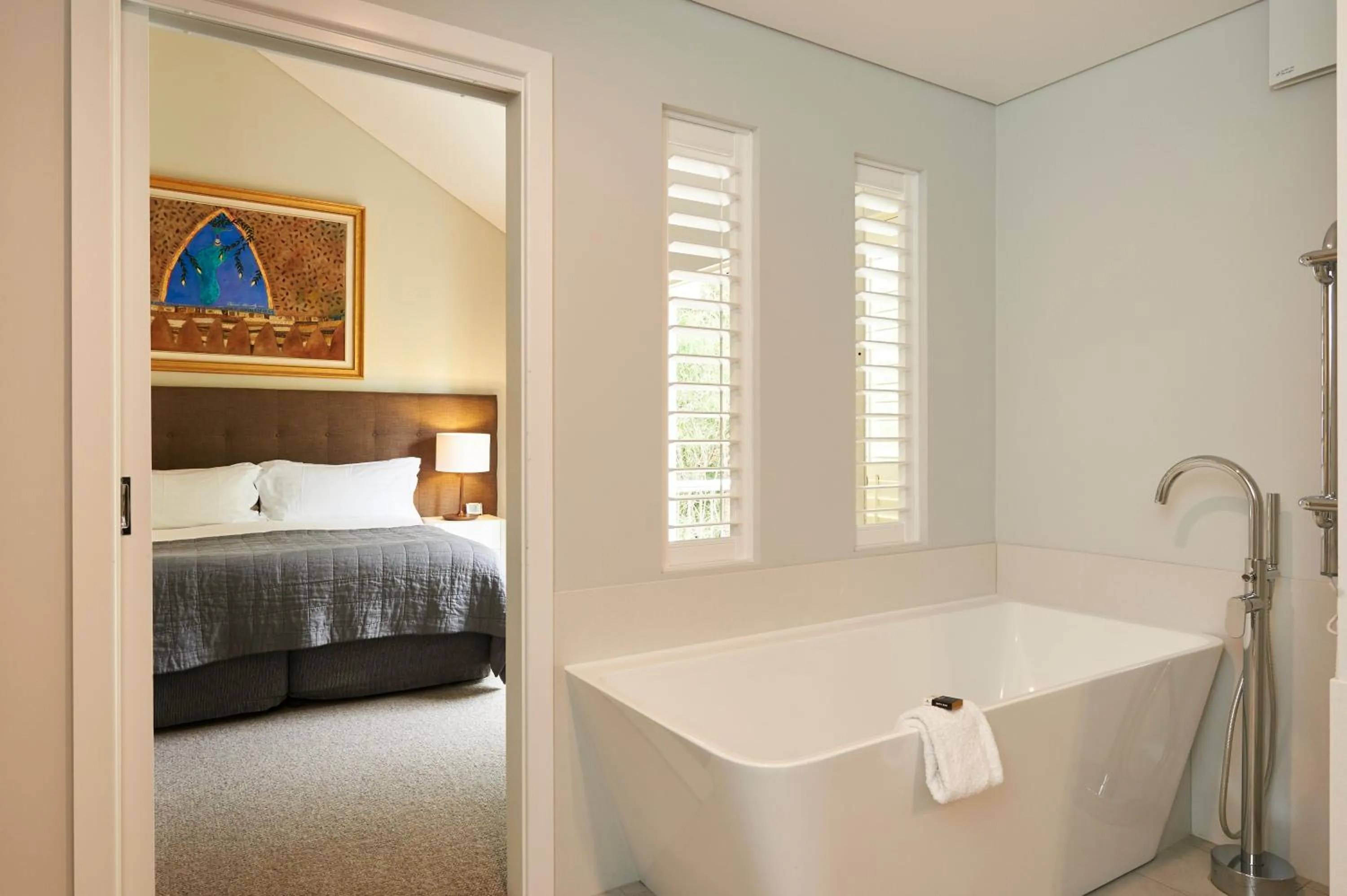 Bathroom, Bed in Cape Lodge