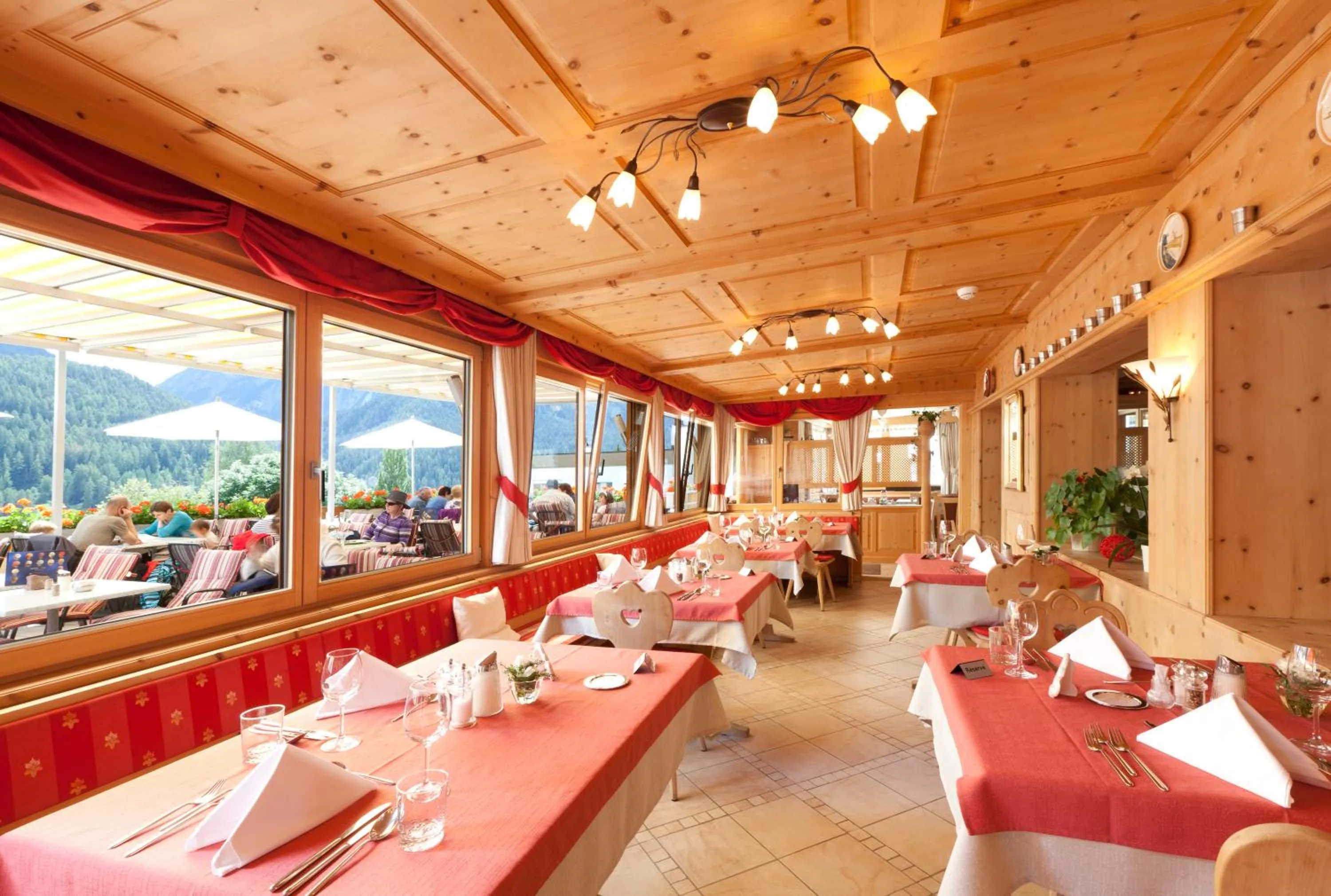 Restaurant/places to eat in Hotel Astras