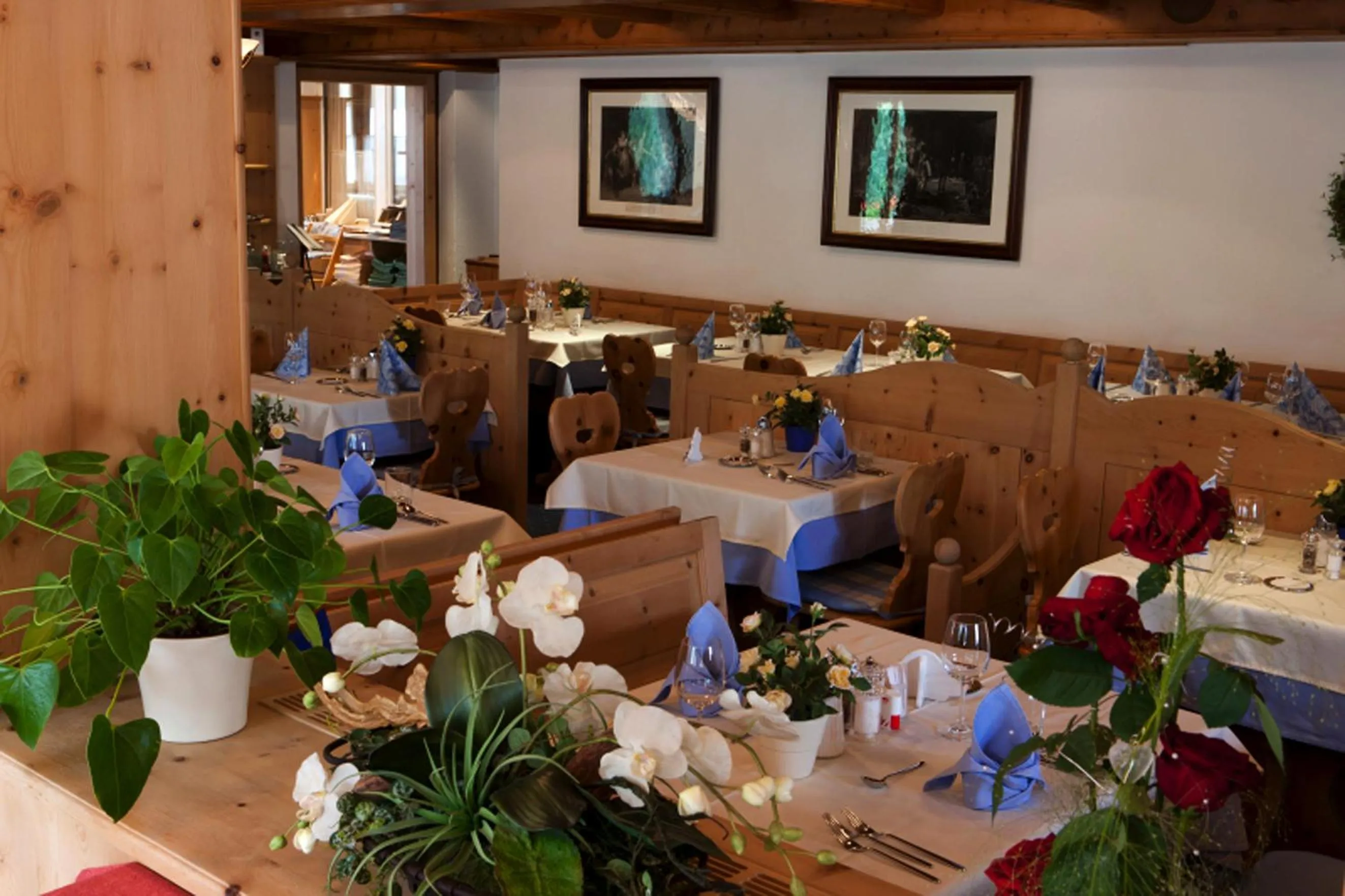 Restaurant/places to eat in Hotel Astras