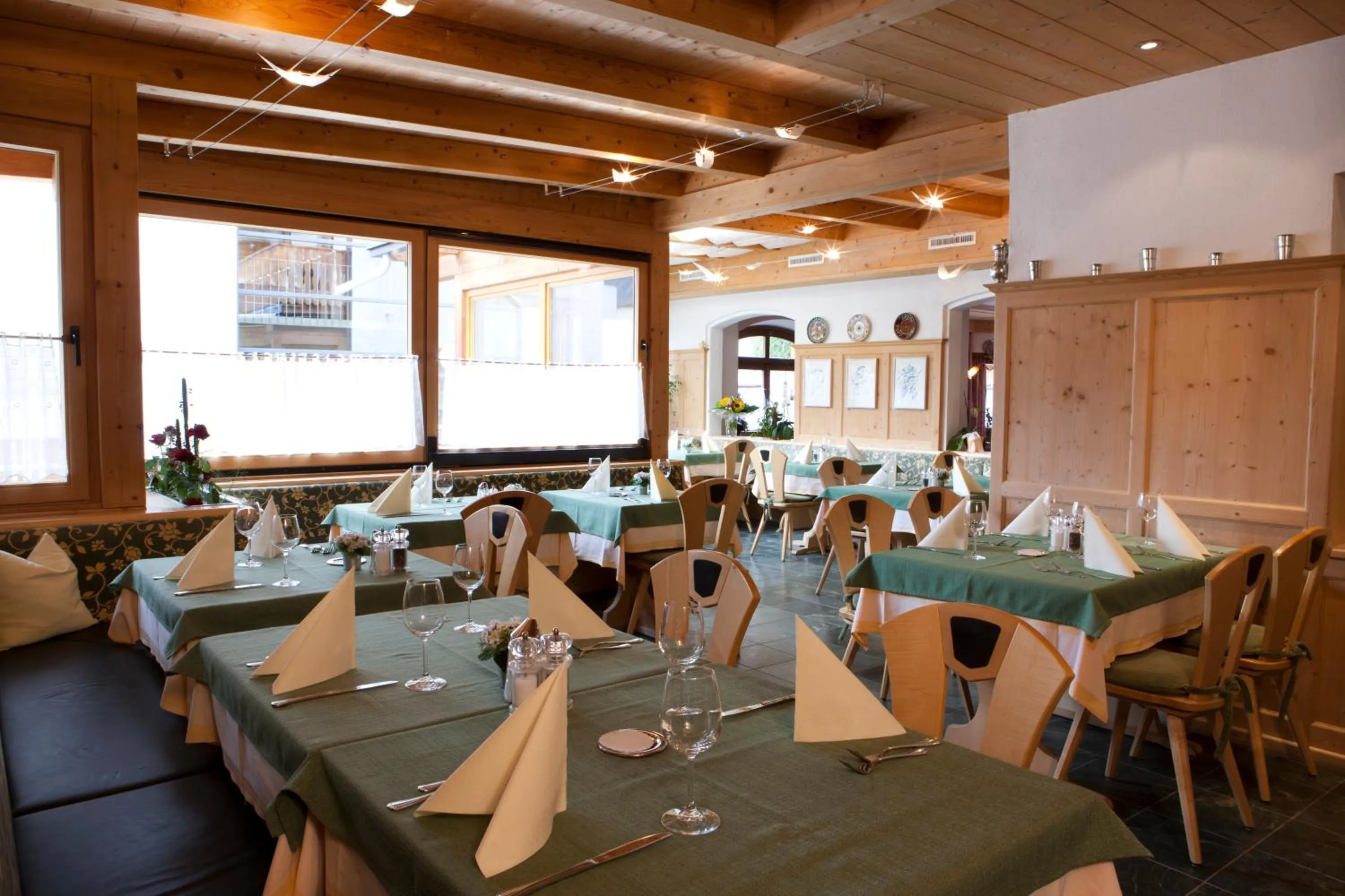 Restaurant/places to eat in Hotel Astras