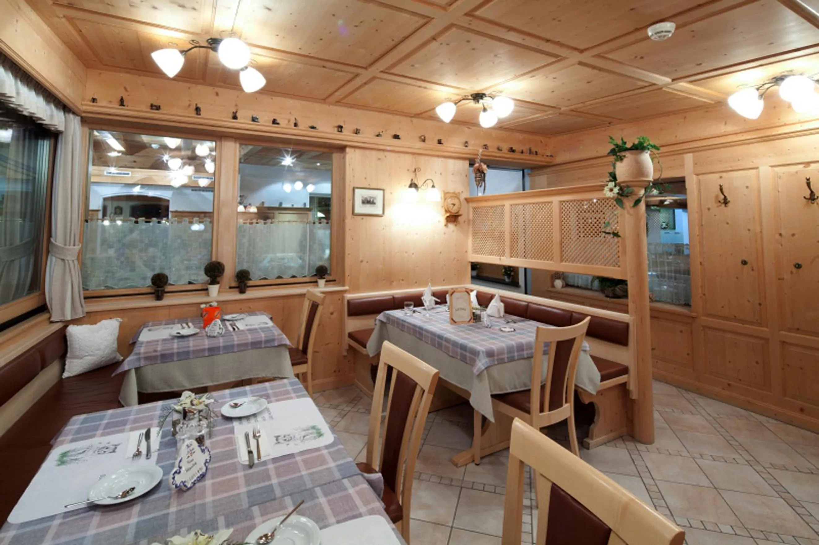 Restaurant/places to eat in Hotel Astras