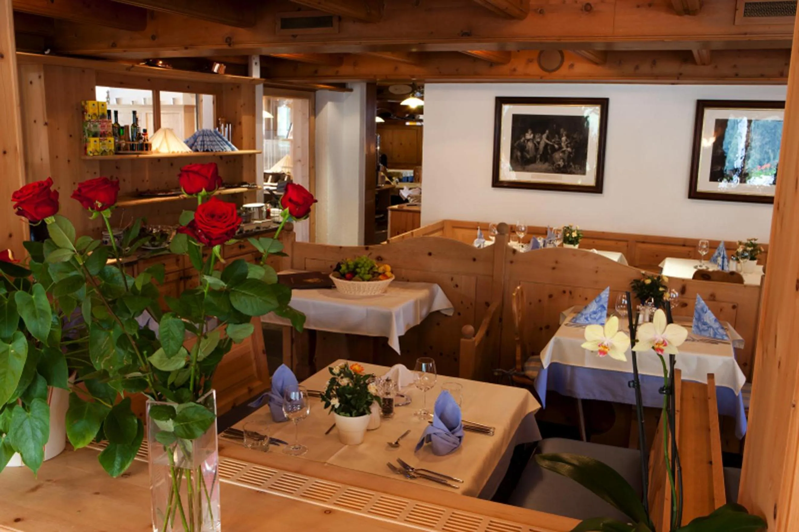 Restaurant/places to eat in Hotel Astras
