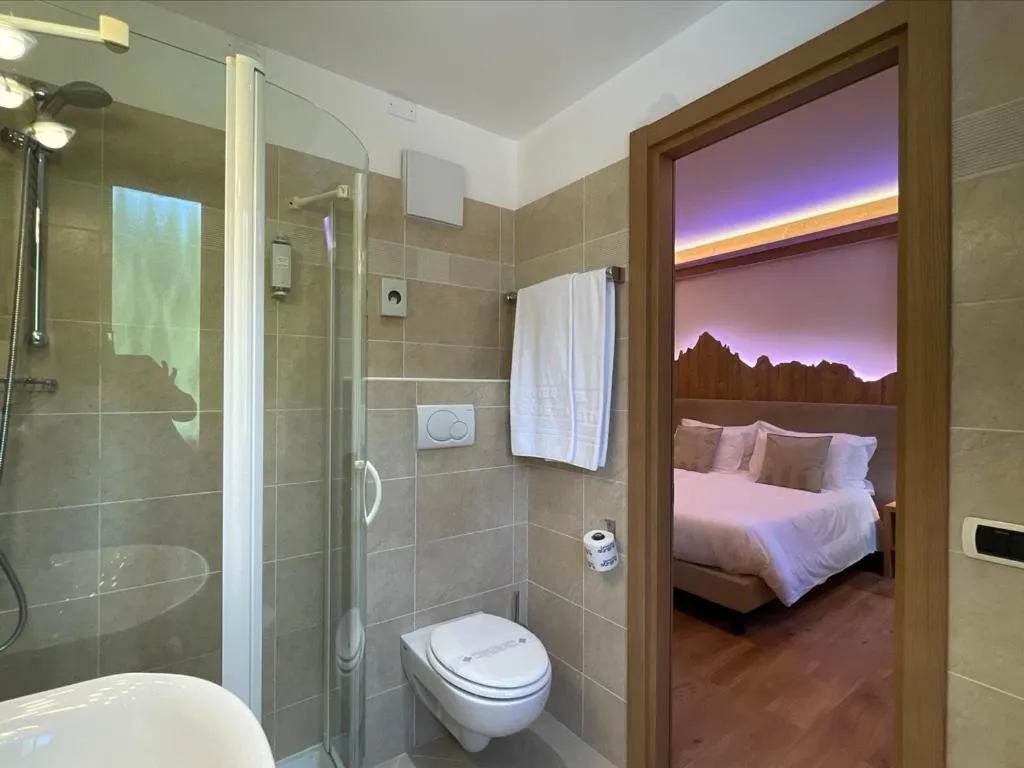 Toilet, Bed in Hotel Cima Rosetta - BW Signature Collection