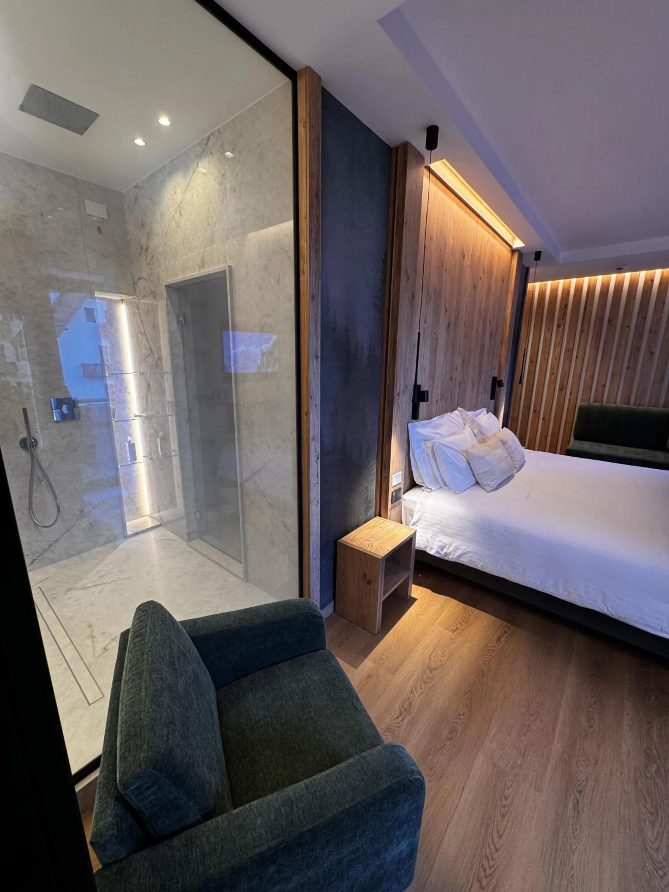 Shower, Bed in Hotel Cima Rosetta - BW Signature Collection