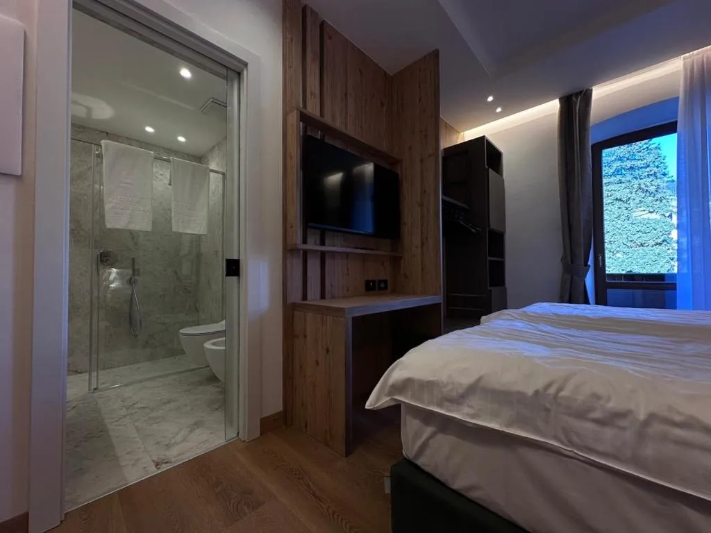 Shower, Bed in Hotel Cima Rosetta - BW Signature Collection