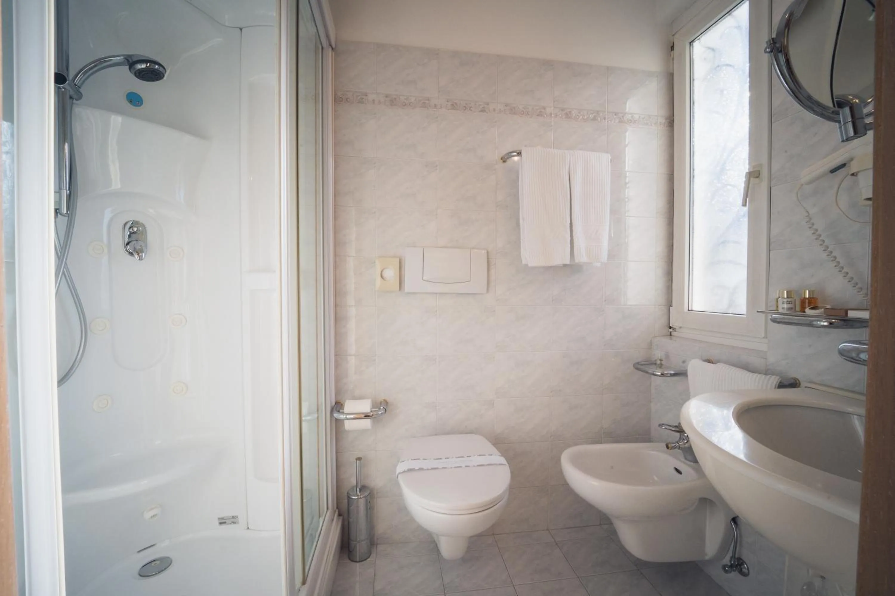 Shower in Hotel Alle Alpi