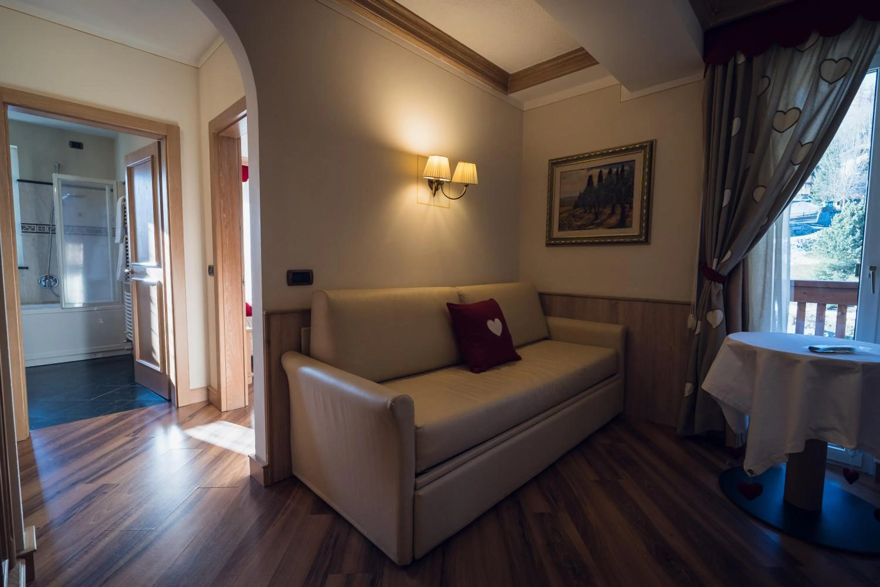 Living room, Bed in Hotel Alle Alpi