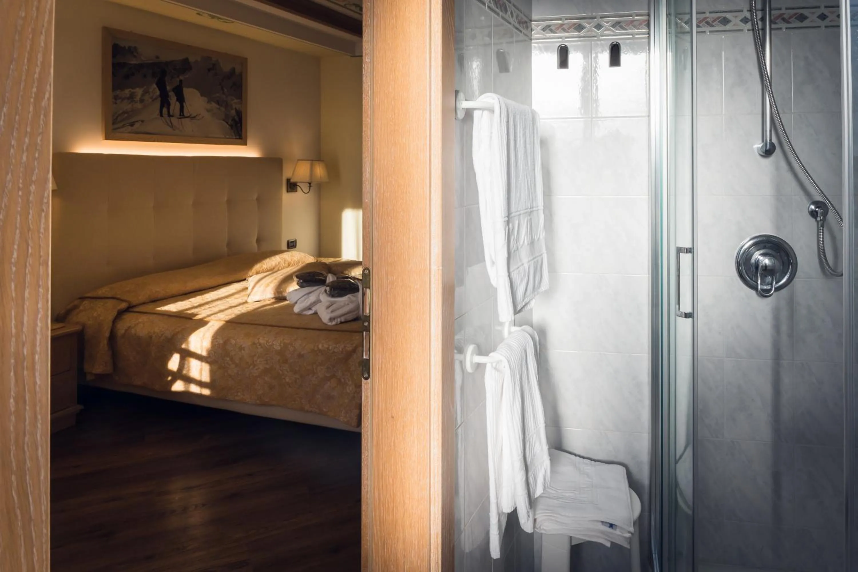 Shower, Bed in Hotel Alle Alpi