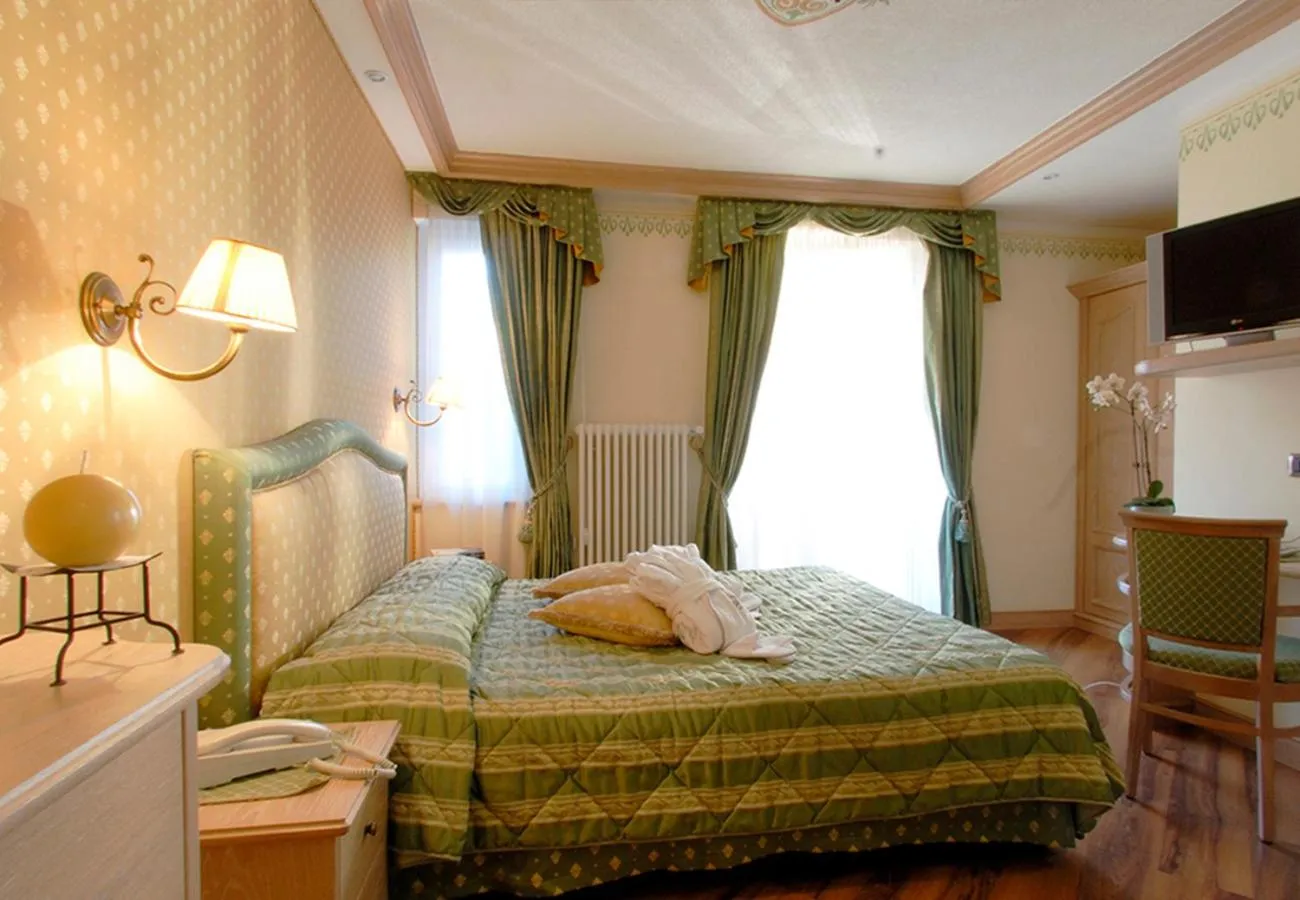 Shower, Bed in Hotel Alle Alpi