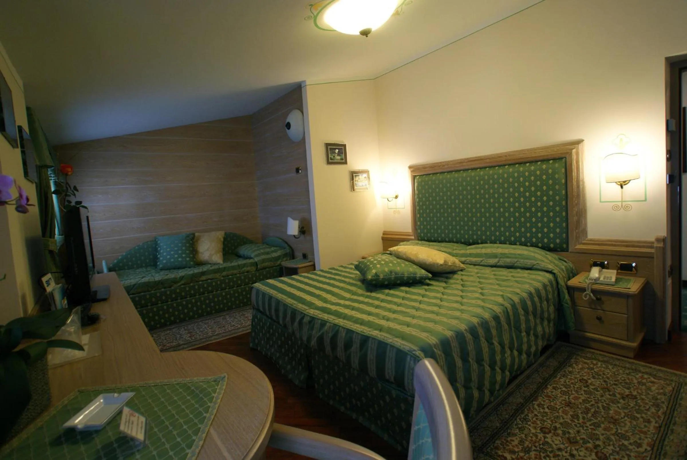 Bedroom, Bed in Hotel Alle Alpi