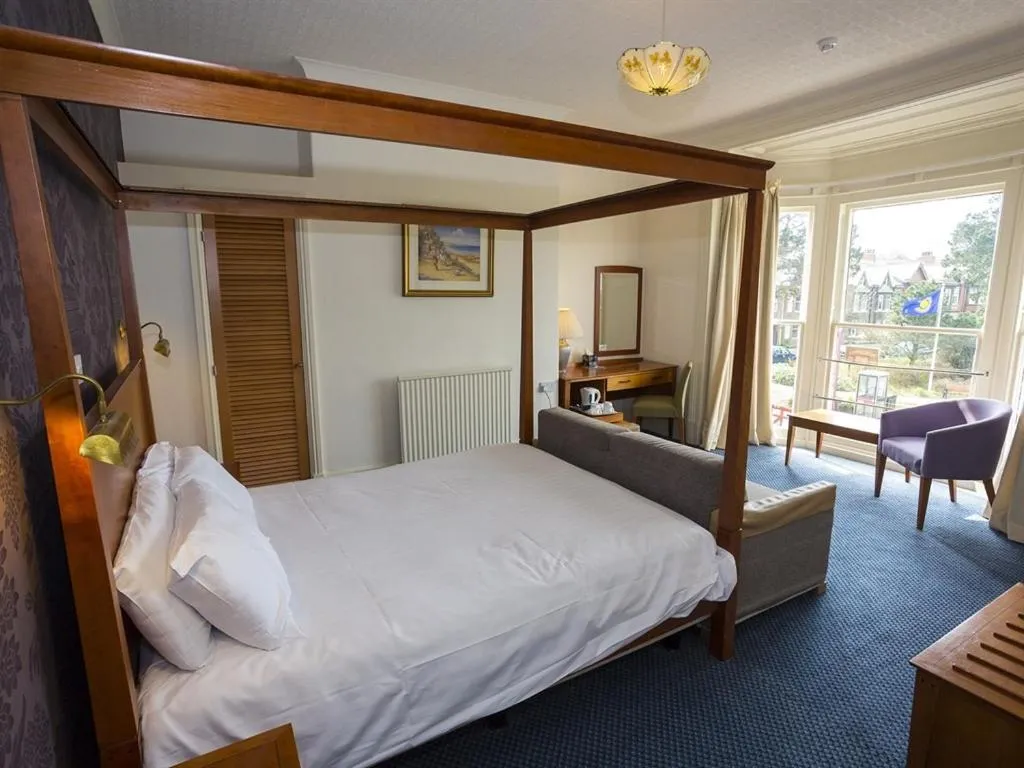 Bedroom, Bed in The Golf Hotel